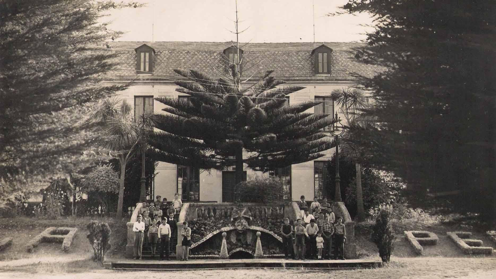 Alumnado de la Escuela Agrícola Pedro Murias posan delante del edificio principal