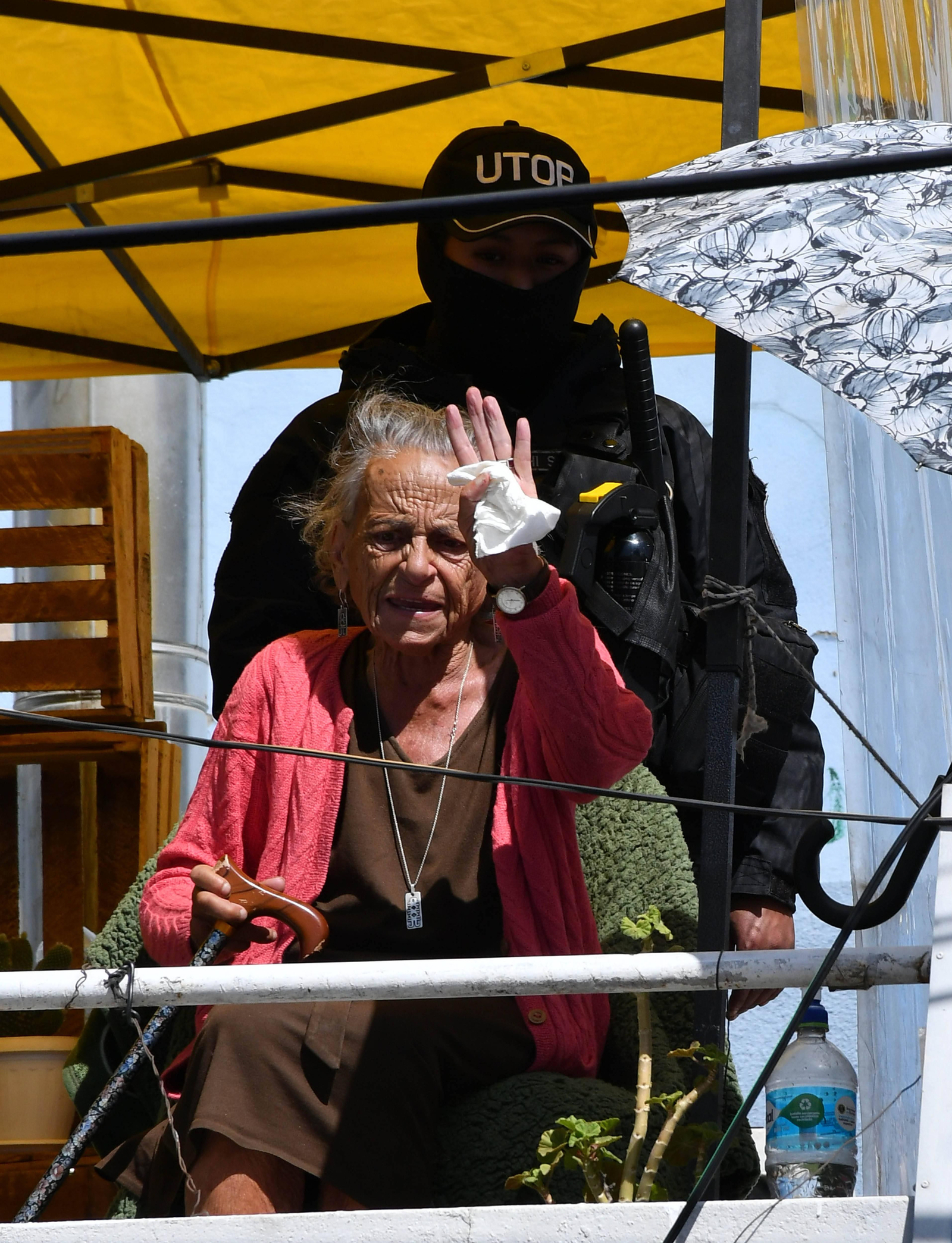 La presidenta de la Asamblea Permanente de Derechos Humanos de Bolivia (Apdhb), la activista española Amparo Carvajal, saluda desde la terraza de esa institución privada, en La Paz (Bolivia). EFE/ Stringer
