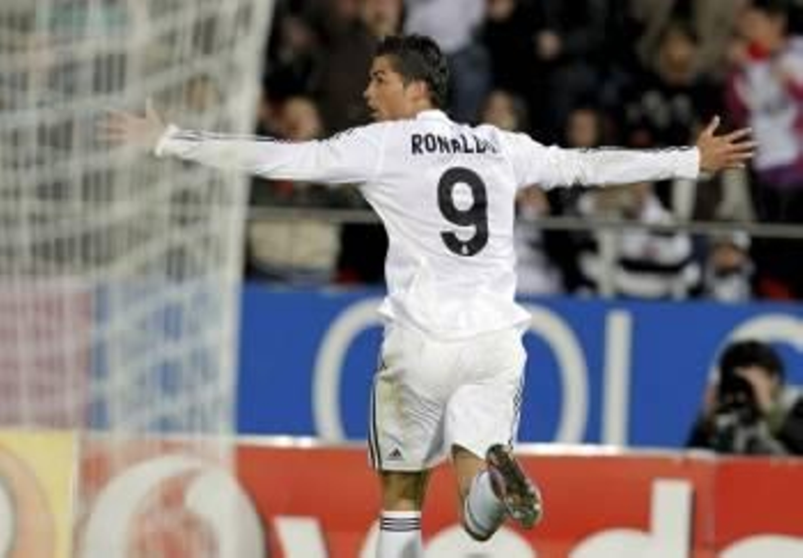 Ronaldo festeja uno de los tres goles que marcó ante el Mallorca.
