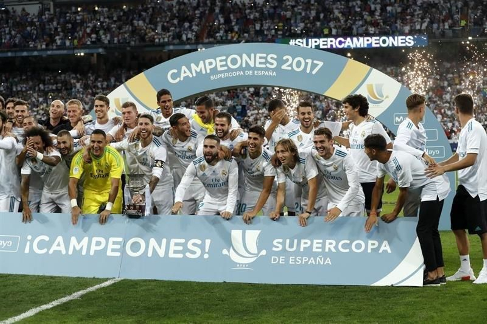 Los jugadores del Real Madrid posan tras ganar su décima Supercopa de España frente al FC Barcelona