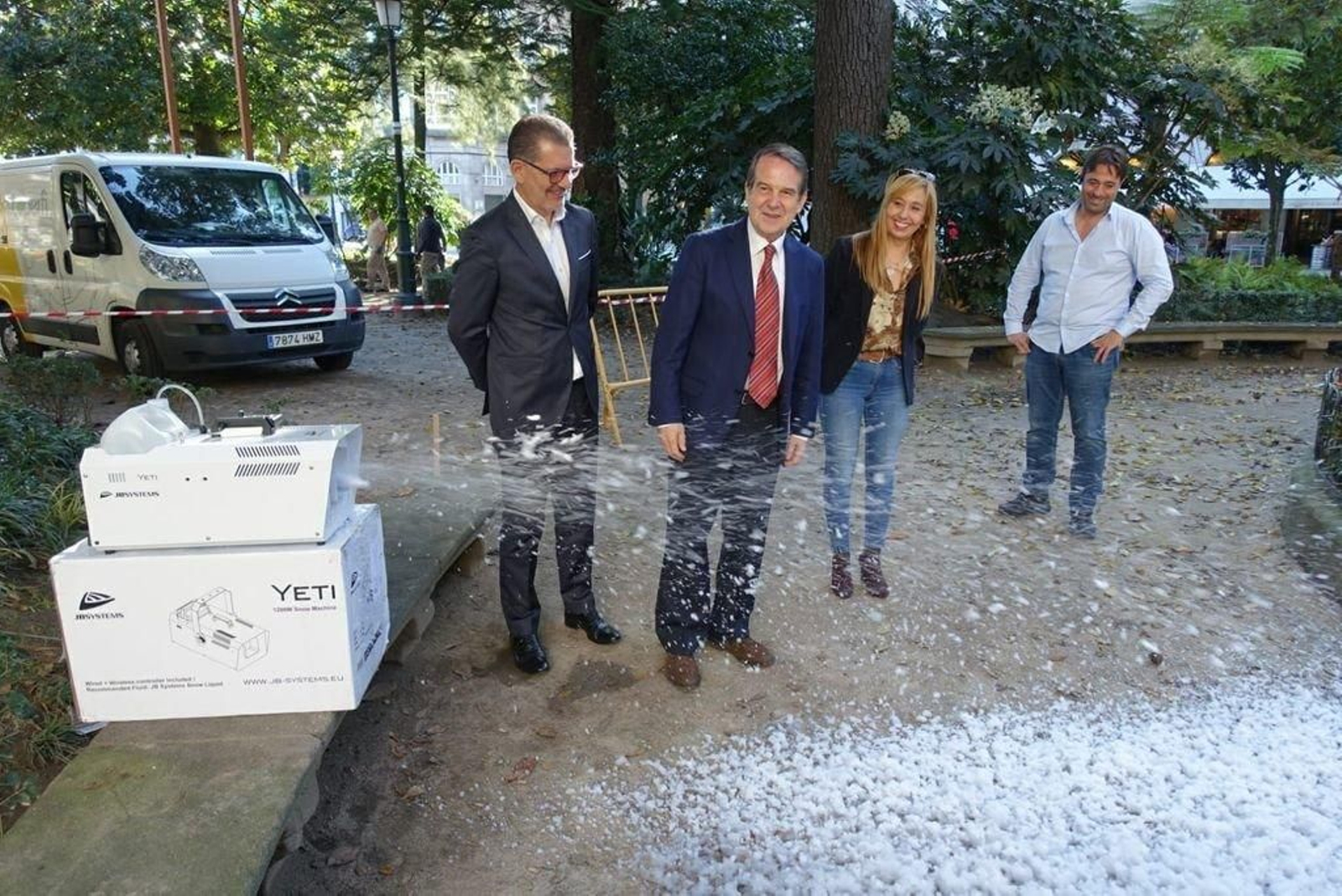 El alcalde Abel Caballero supervisó ayer los trabajos en la Alameda y comprobó como funcionan los cañones de nieve artificial.