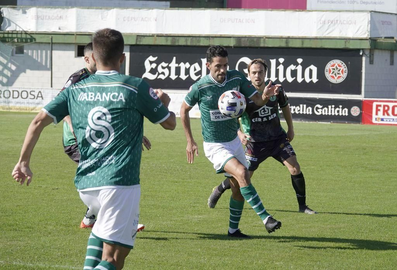 Mateo controla un balón en un lance del encuentro de ayer en O Vao.