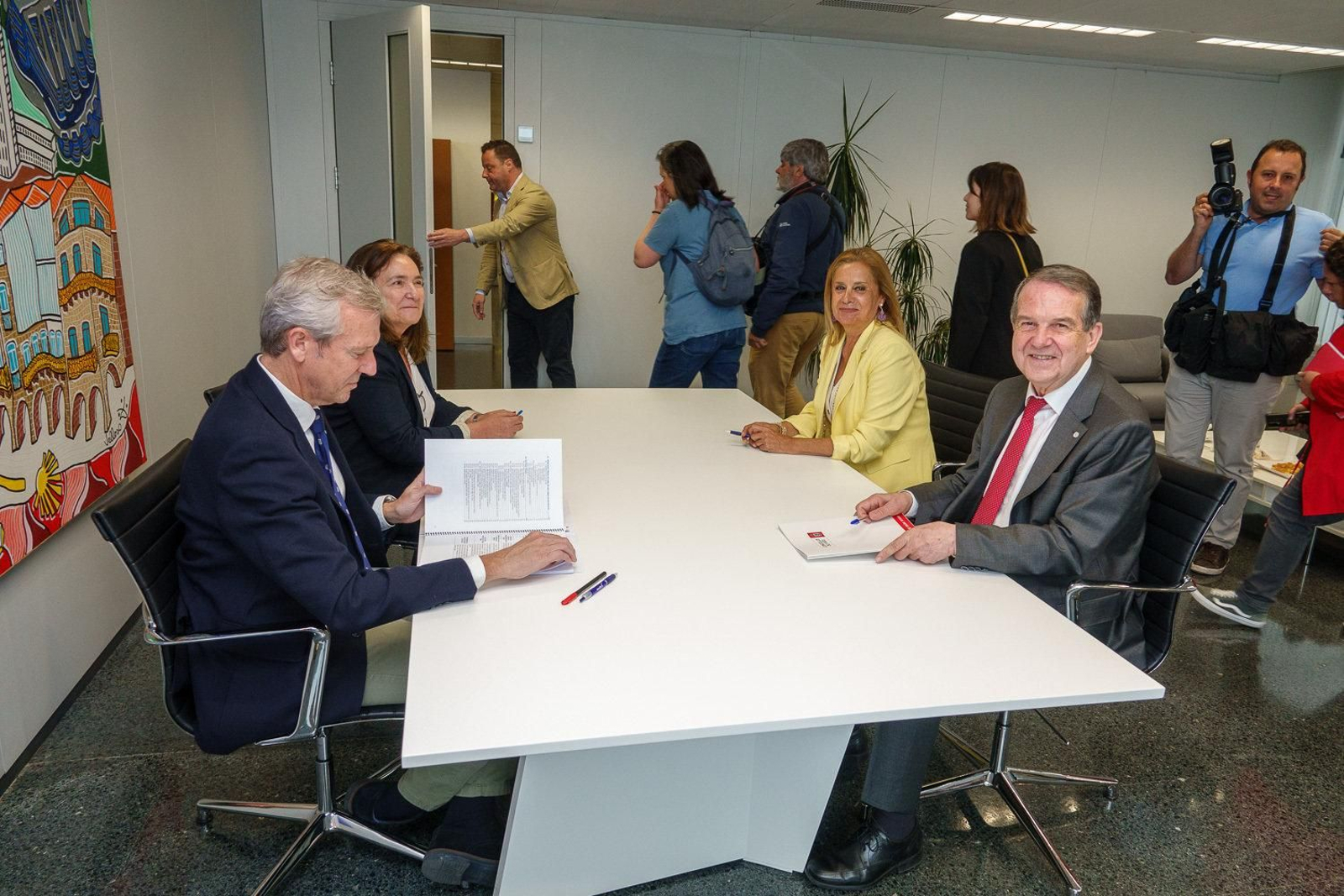 Rueda estuvo acompañado por la delegada Ana Ortiz y Abel Caballero acudió con la teniente de alcalde Carmela Silva.