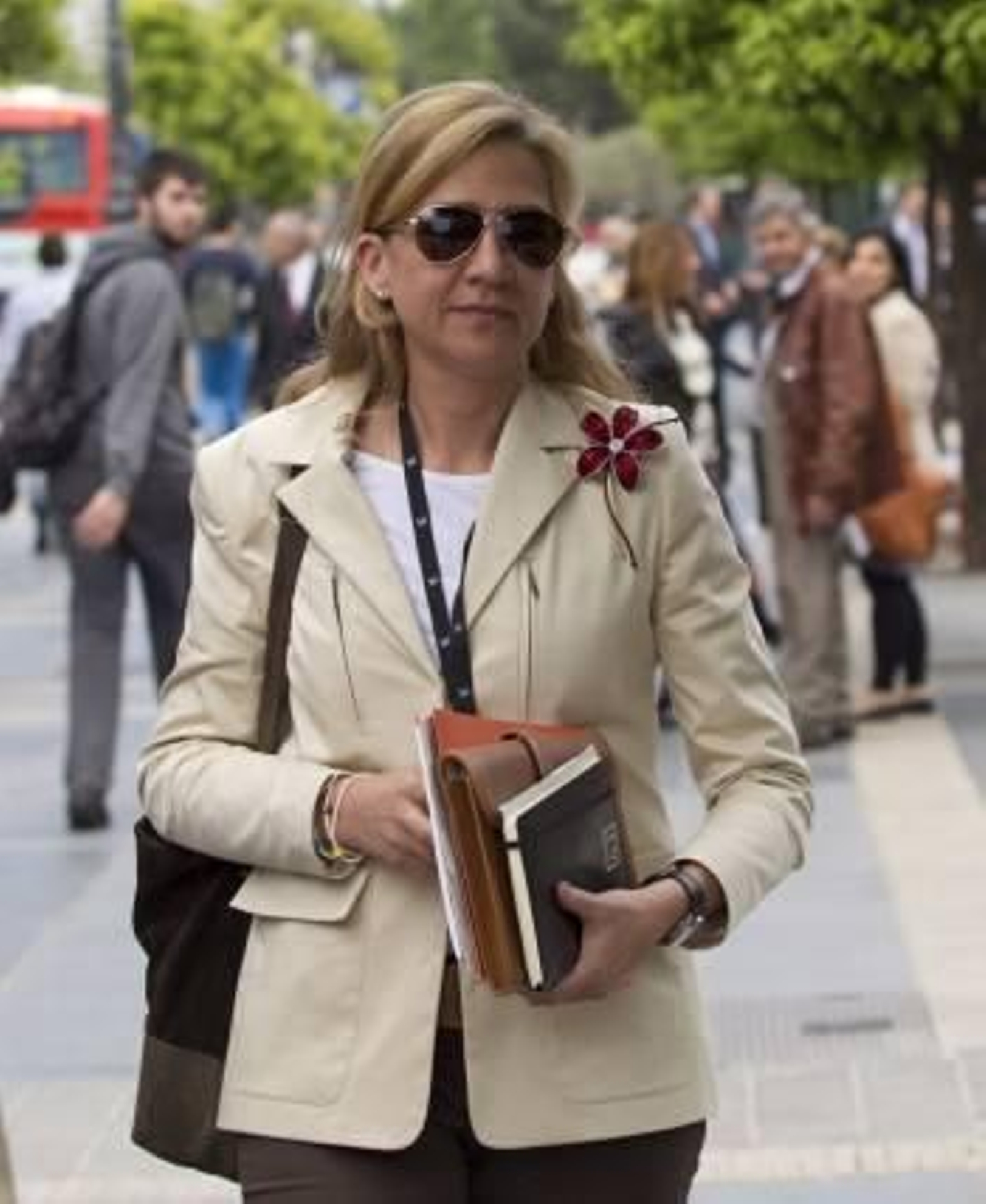 La infanta Cristina a su salida ayer de su trabajo en Barcelona. (Foto: ALEJANDRO GARCIA)