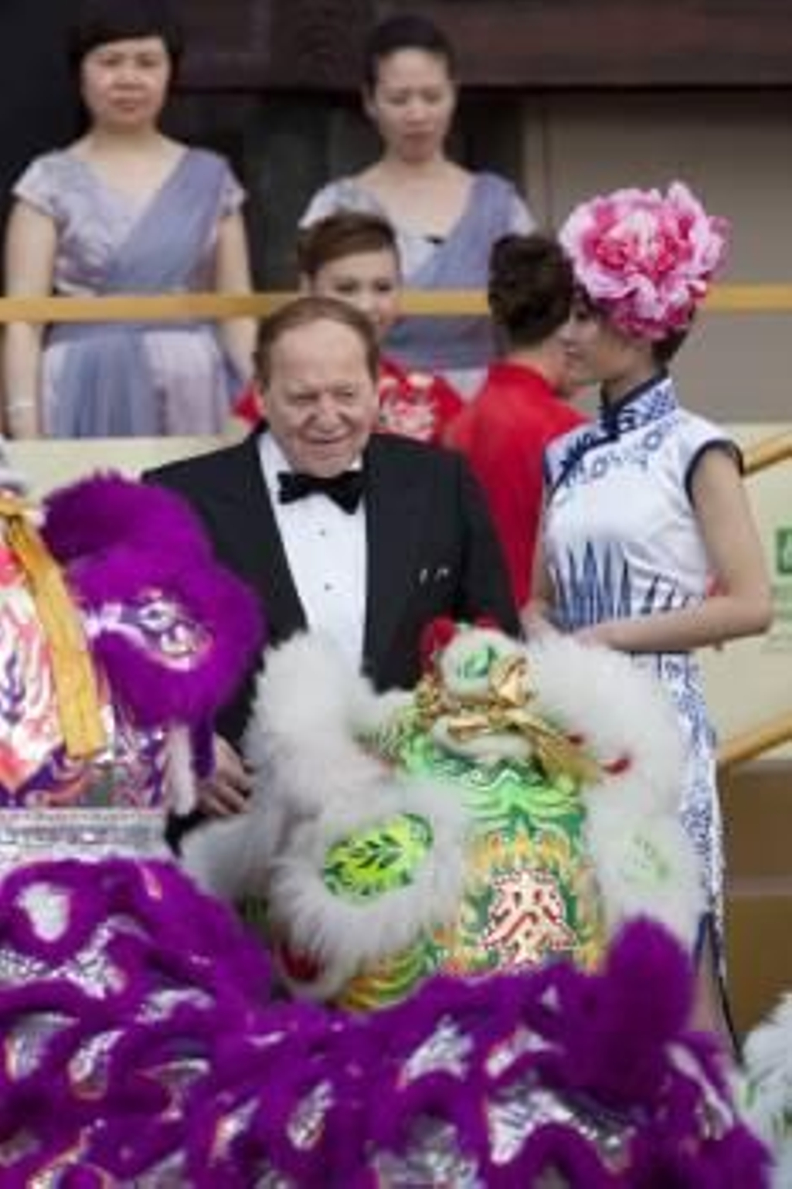 Adelson, con una azafata en el 'Sands Cotai Central' en Macao.  (Foto: STR)