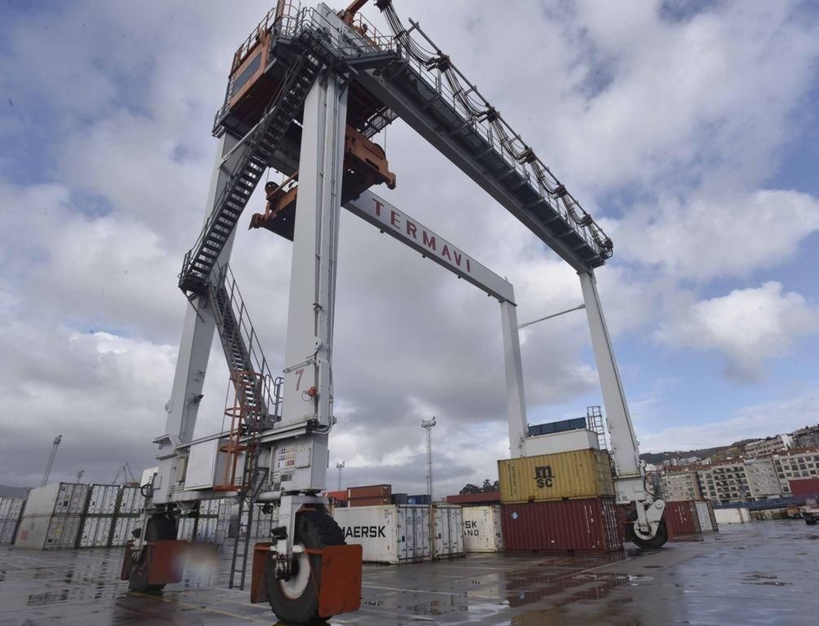 Una de las grúas en la terminal de contenedores de Guixar, donde operan estibadores.
