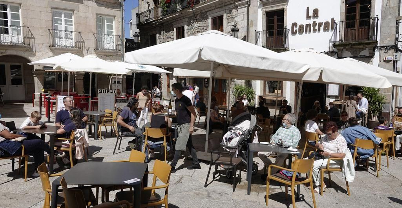 Las terrazas del Casco Vello se llenaron a pesar de las restricciones para fumar.