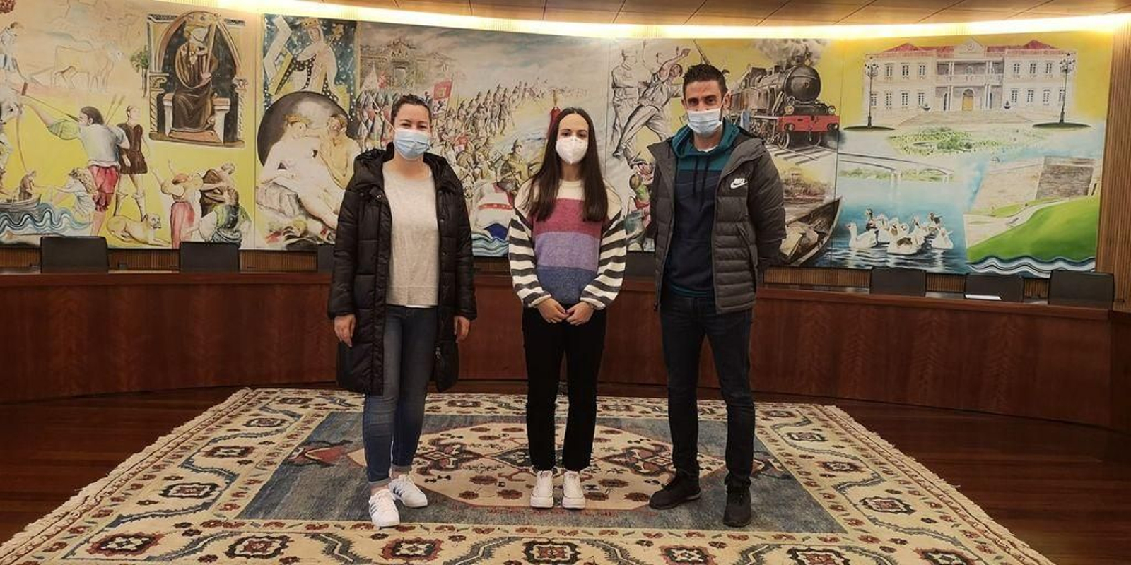 Lucía Rodríguez con la alcaldesa de Salvaterra y el concejal de Deportes.