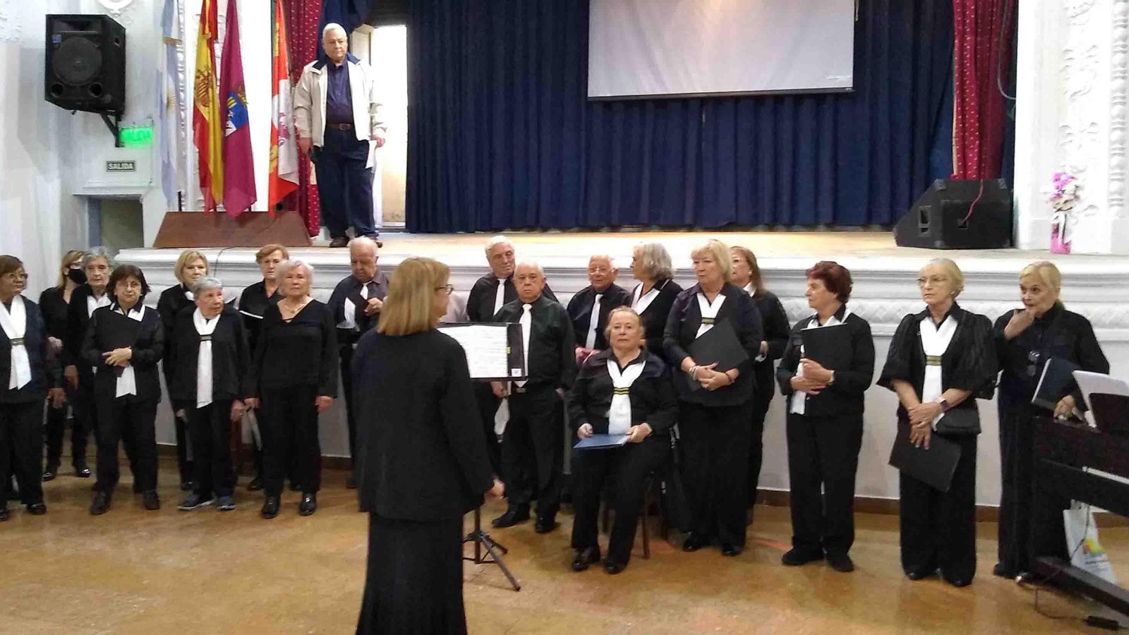 La Coral Helmántica, que dirige Liliana Montiel, estrenó "Viento del Norte"