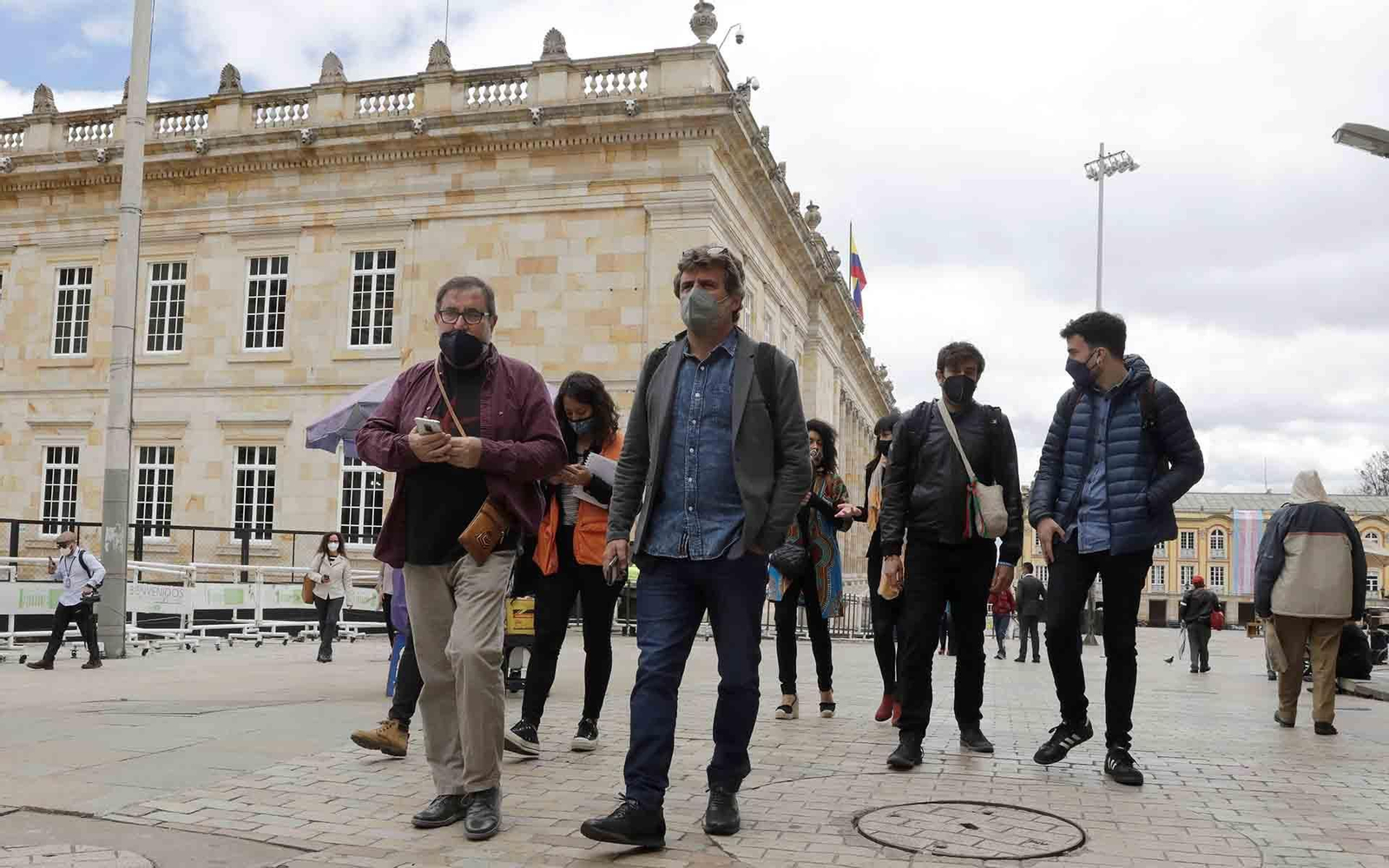 Un grupo de parlamentarios y representantes de organizaciones sociales españolas recorre la Plaza de Bolívar, en Bogotá (Colombia).. EFE/ Carlos Ortega