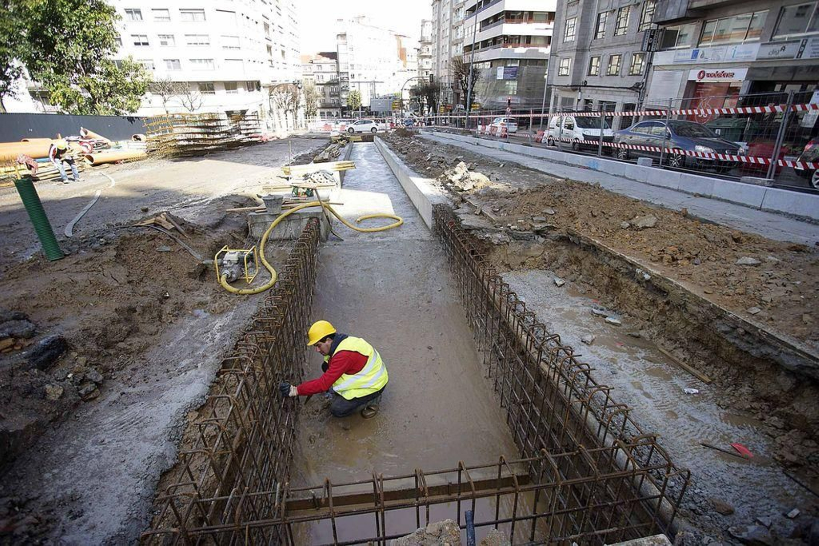 Operarios avanzan en la estructura que soportará las rampas mecánicas de Gran Vía.