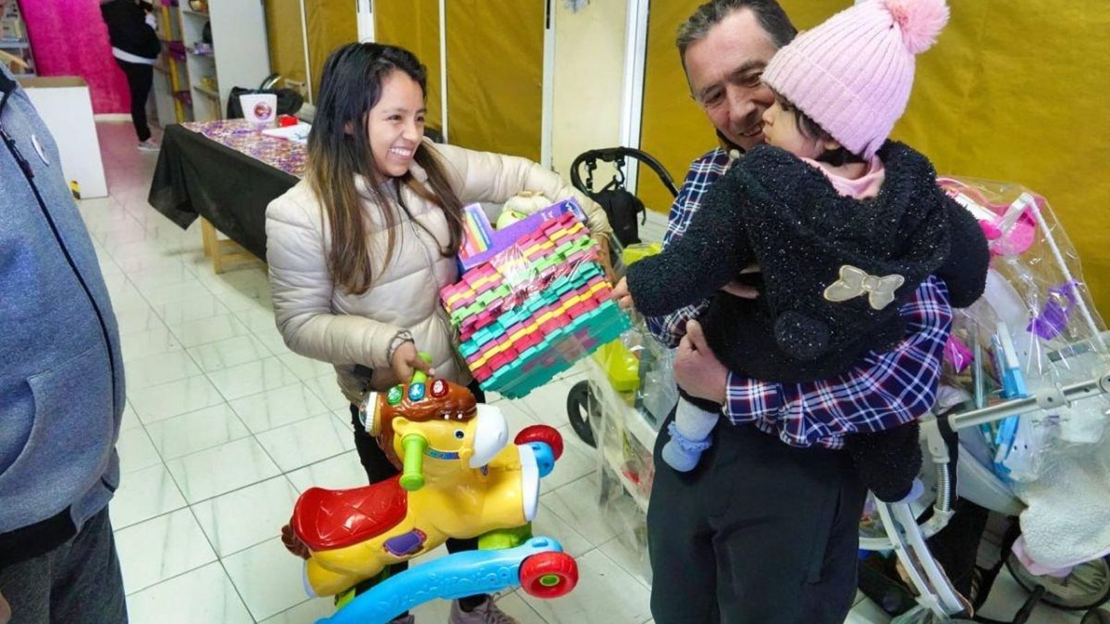 Una familia recoge los juguetes para estas navidades.