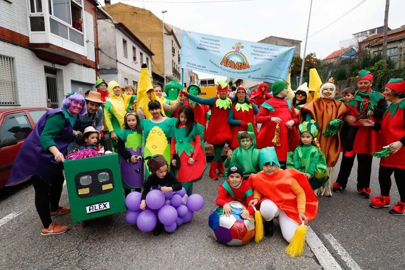 El desfile cortó el tráfico en la avenida de Vigo durante casi dos horas,
