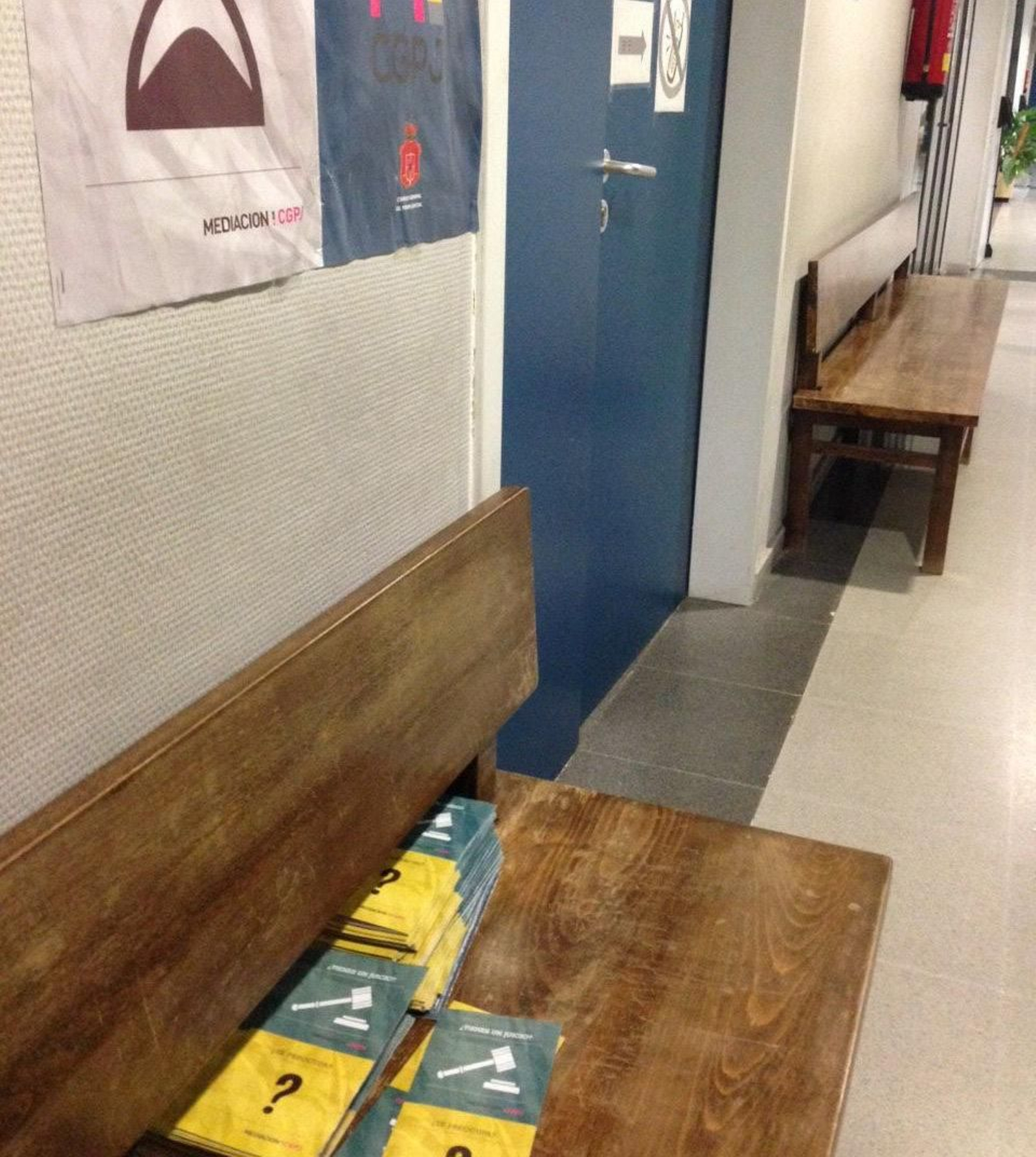 Los trípticos del Consejo General del Poder judicial, ayer en los juzgados.