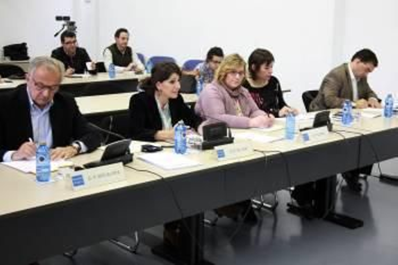Los representantes de la oposición, en la reunión de la comisión sobre corrupción. (Foto: VICENTE PERNÍA)