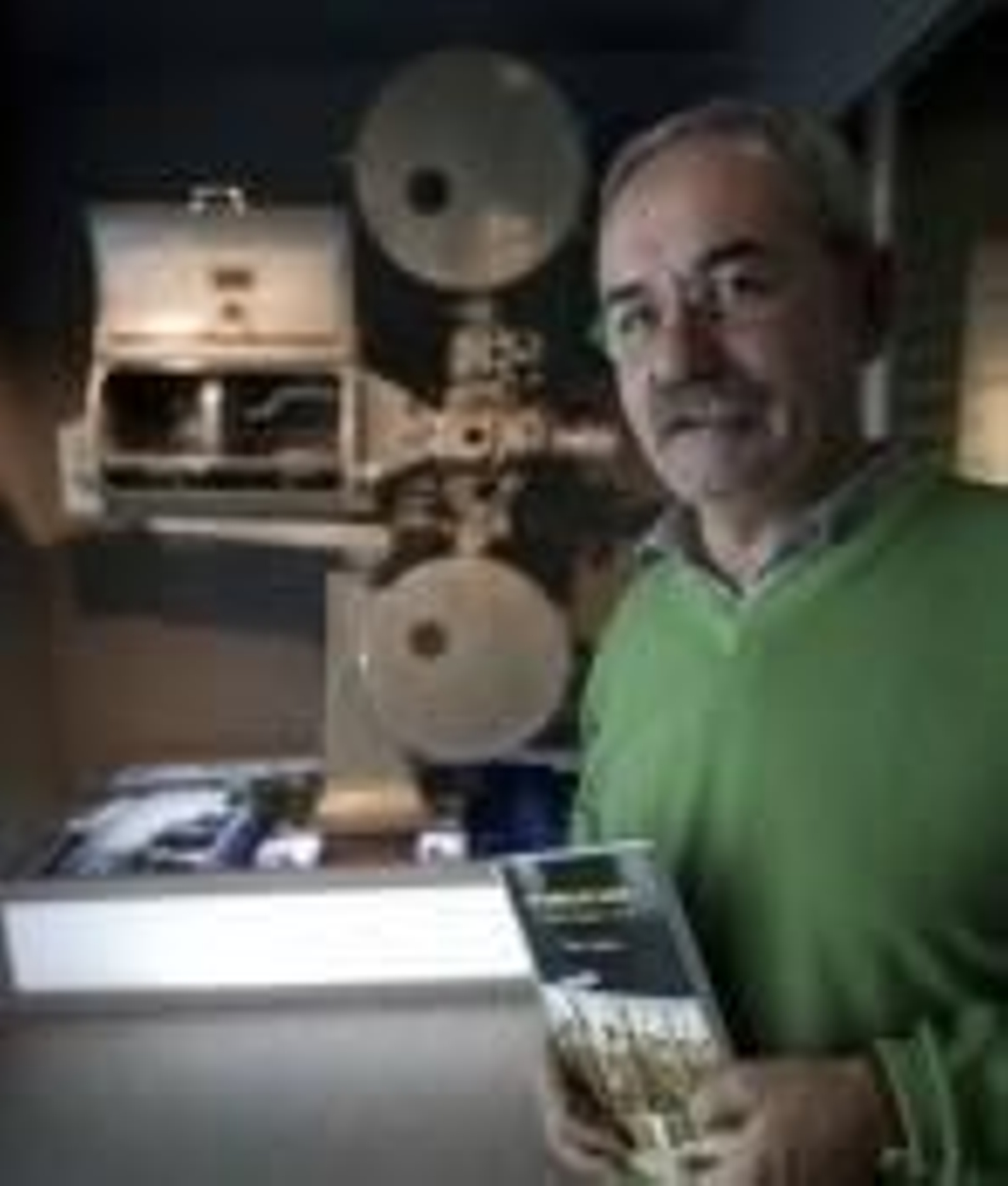 En la imagen, Chema Castiello con su último libro.