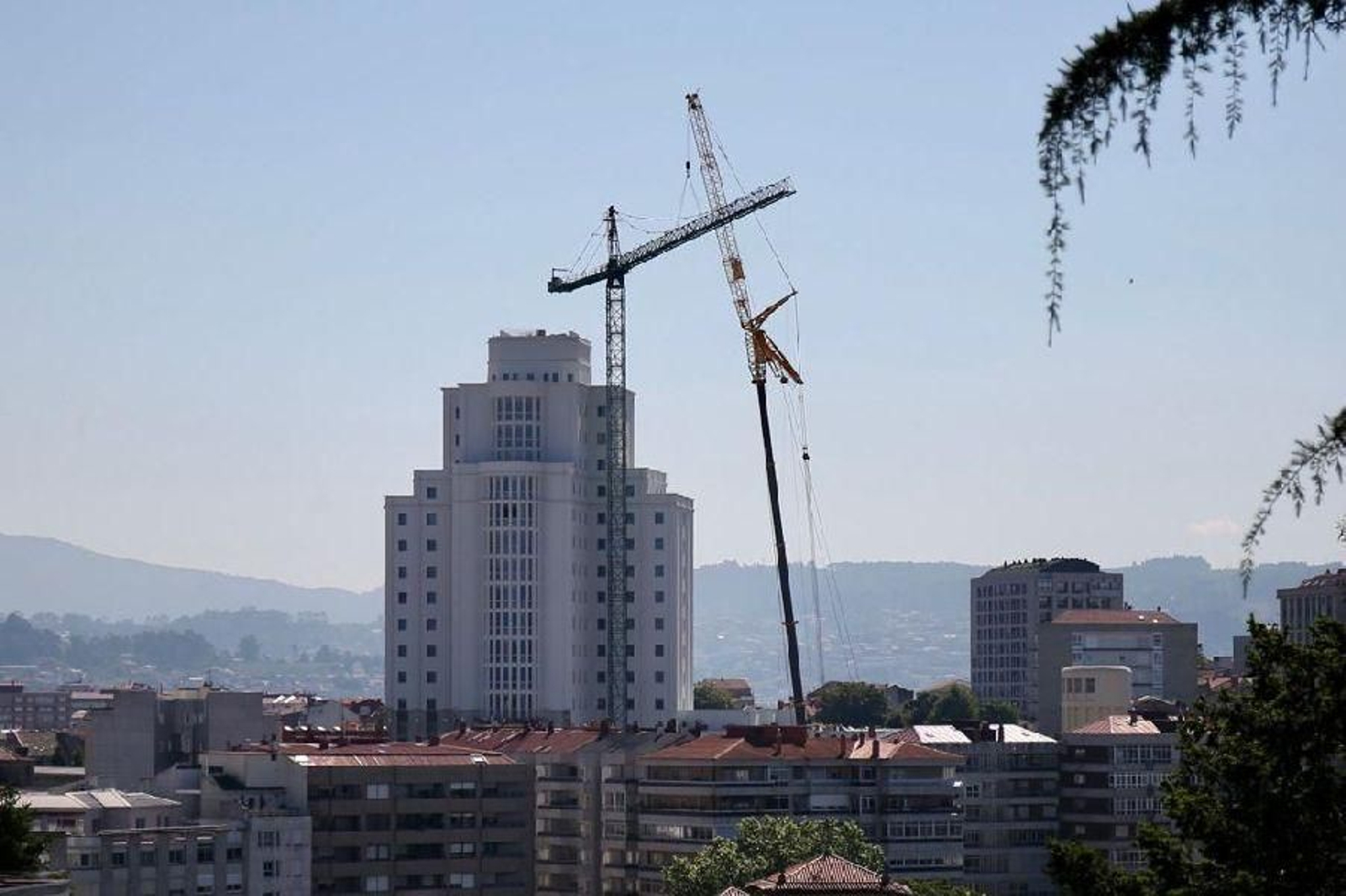 Desmontan la grúa de la Ciudad de la Justicia de Vigo _ Alberte 24