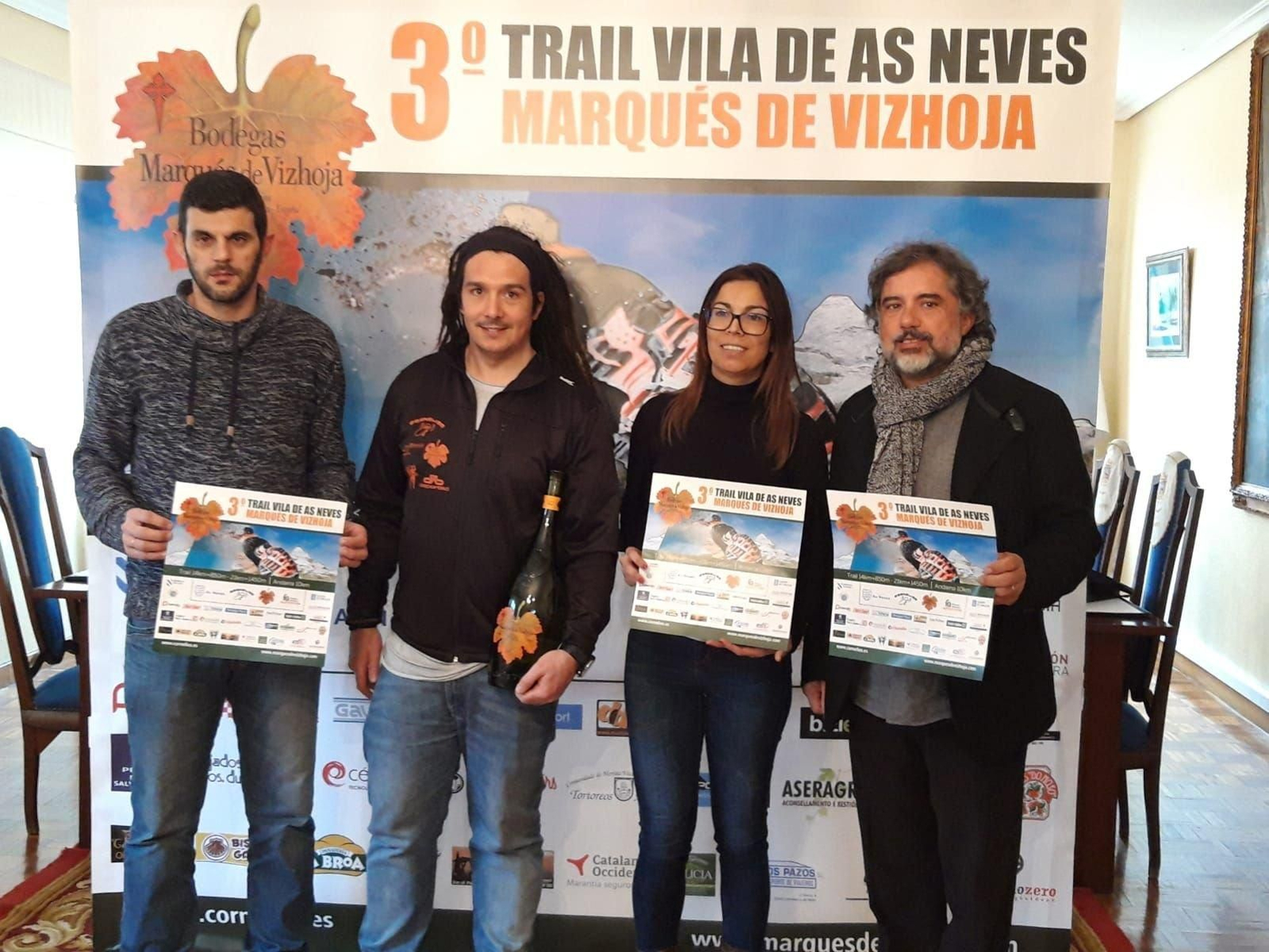 El alcalde nevense, Xosé Manuel Rodríguez (d), asistió a la presentación.