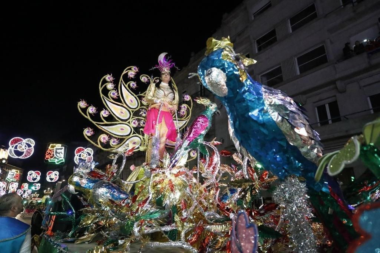 La fantasía y el colorido estuvieron presentes en gran parte de las comparsas del desfile de Entroido.