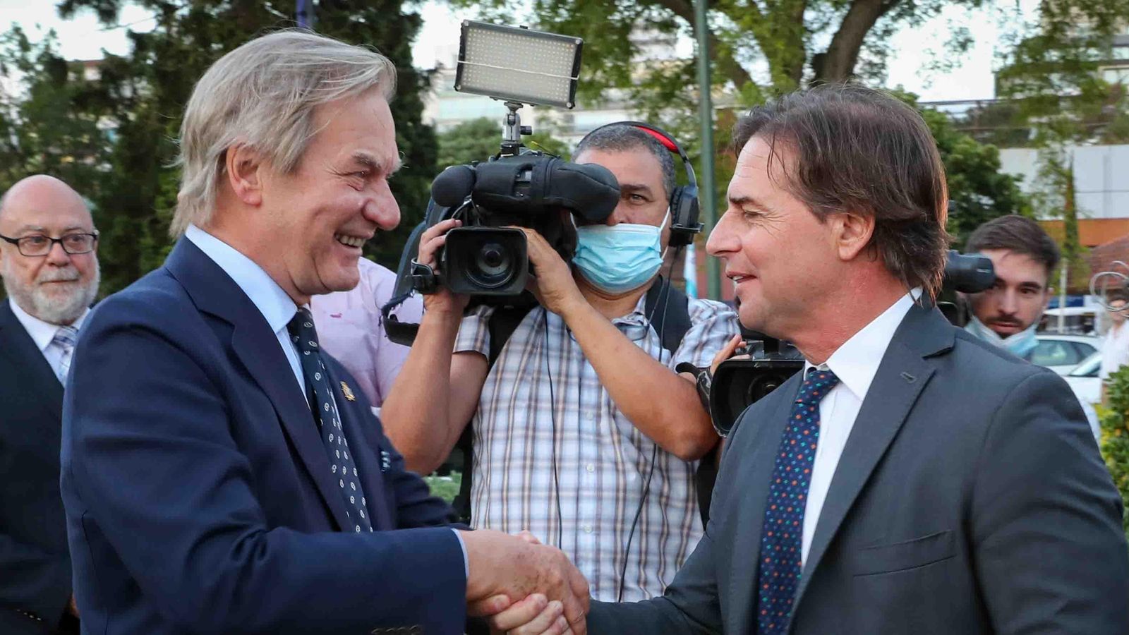 AME2826. MONTEVIDEO (URUGUAY), 06/12/2021.- El embajador de España en Uruguay, José Javier Gómez-Llera (i) saluda este lunes al presidente de Uruguay, Luis Lacalle Pou (d), en Montevideo (Uruguay). La Cámara Oficial de Comercio española ofreció este lunes su 