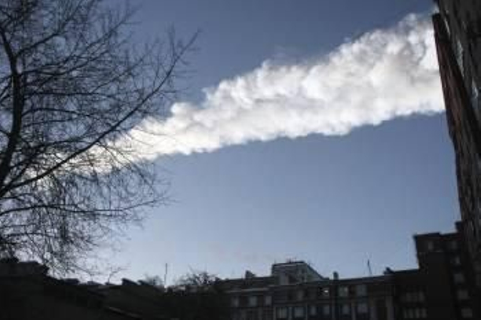 Estela de vapor dejada por el meteorito que cayo en la región rusa de Cheliábinsk, en los Urales. (Foto: VYACHESLAV NIKULIN)