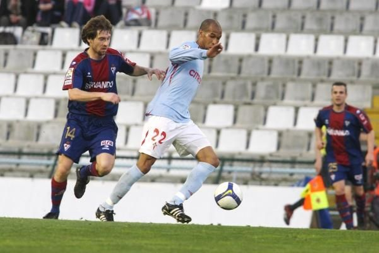El brasileño Dinei conduce la pelota presionado por un rival. (Foto: AD)