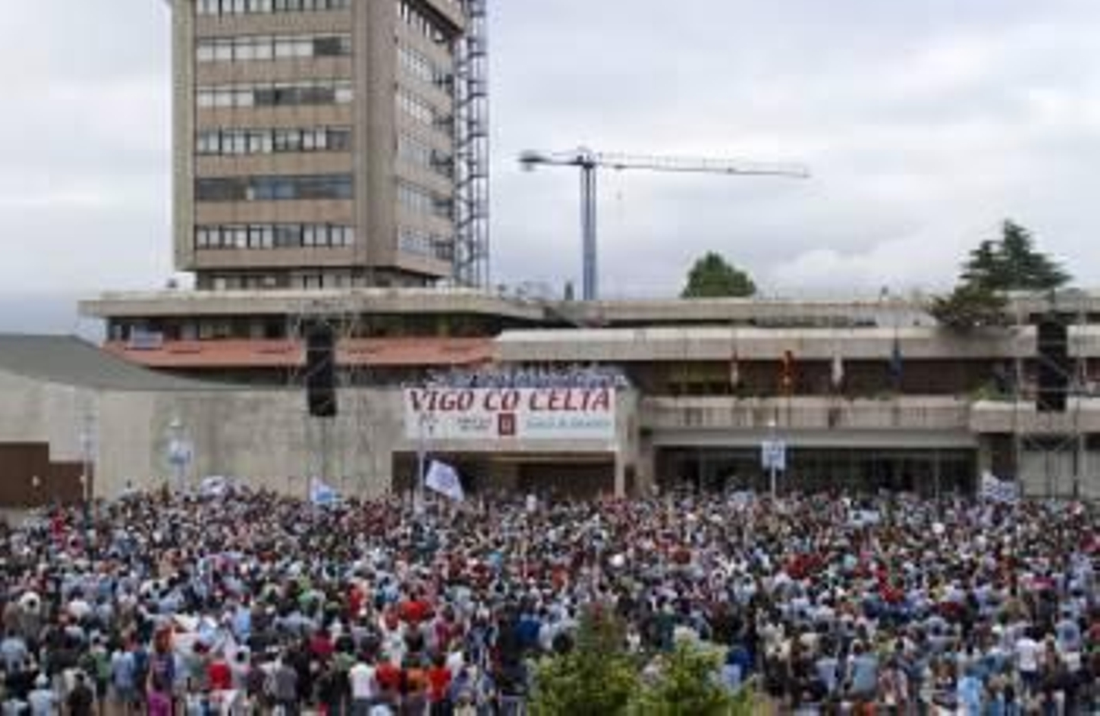 Los jugadores del Celta disfrutan el ascenso a Primera división con los aficionados. (Foto: SALVADOR SAS)