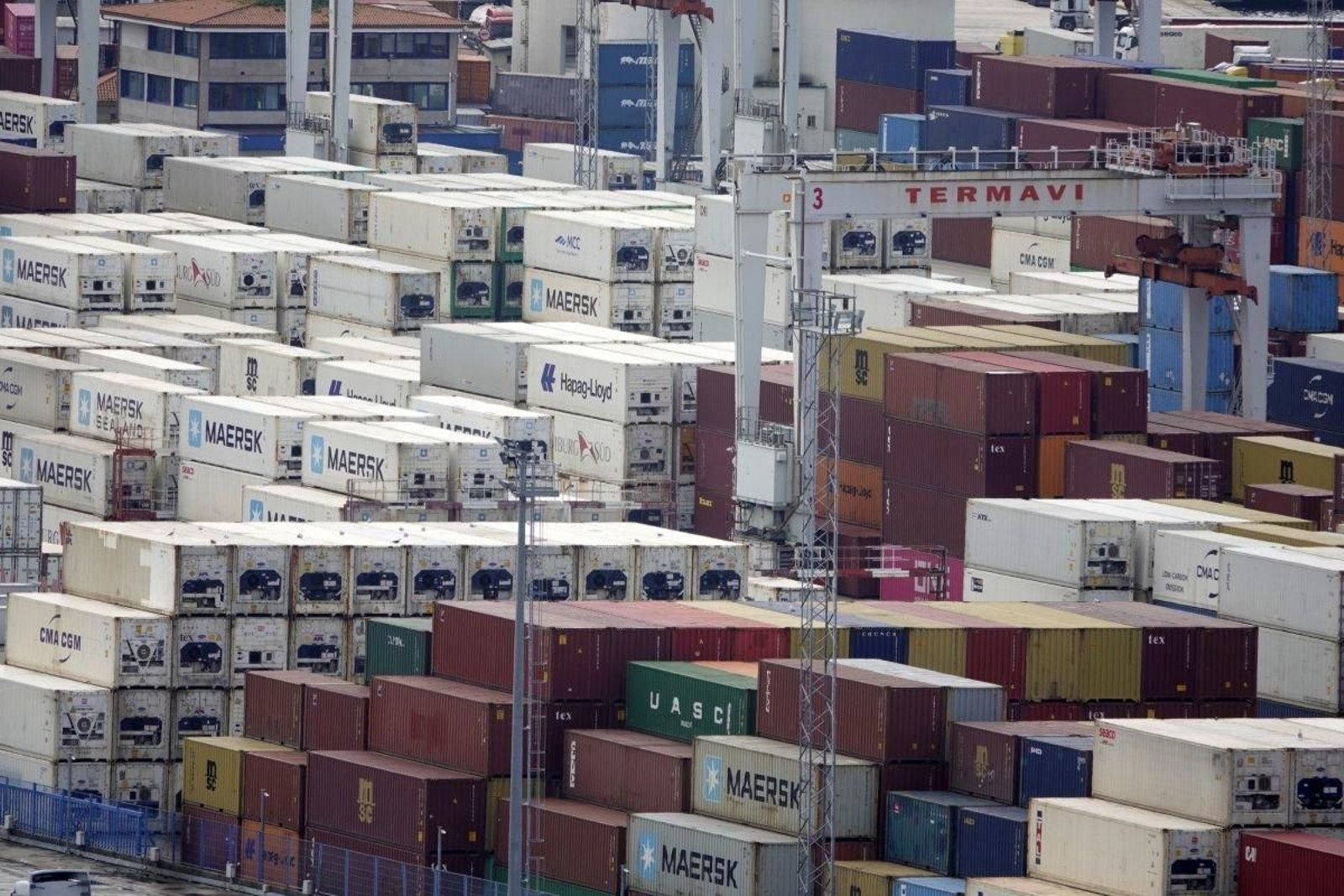 Contenedores apilados en la terminal de Guixar, que en 2023 alcanzó un nuevo récord de mercancía en depósitos, con China a la cabeza.