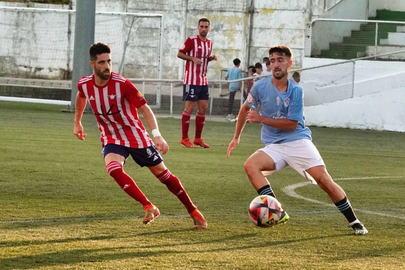 El Gran Peña firmó tablas con el Arteixo y el Alondras tratará de seguir arriba ganando hoy al Barbadás.