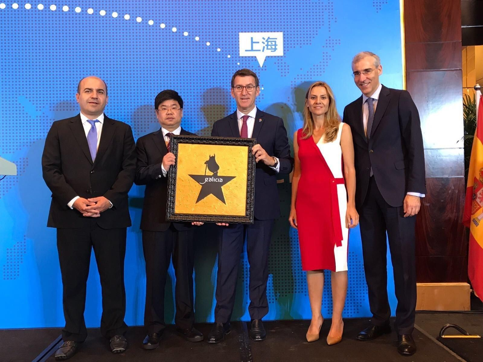 Manuel Gómez-Franqueira (consejero de Frigolouro), Shen Weihua (director general de Comercio de la Comunidad de Shanghai), Alberto Núñez Feijóo (presidente de la Xunta de Galicia), María Gómez-Franqueira (consejera de Coren) y Francisco Conde (