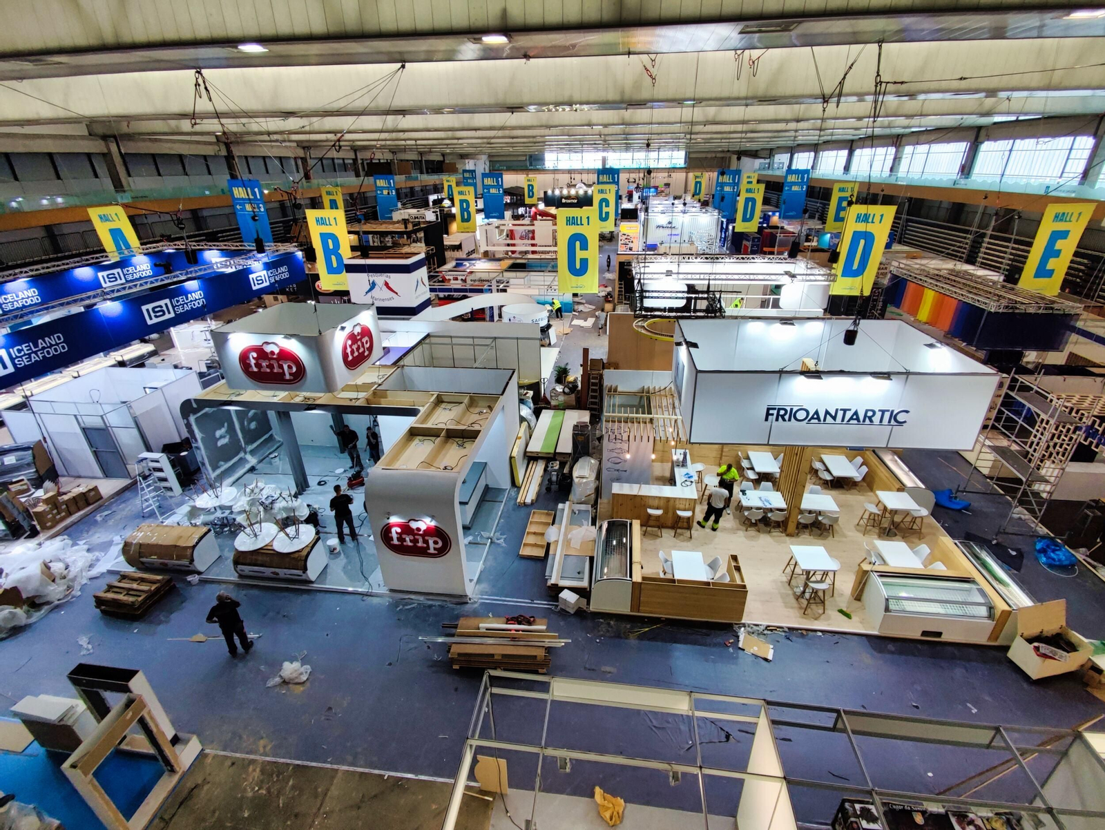 Montaje de la feria de Conxemar en el Ifevi.