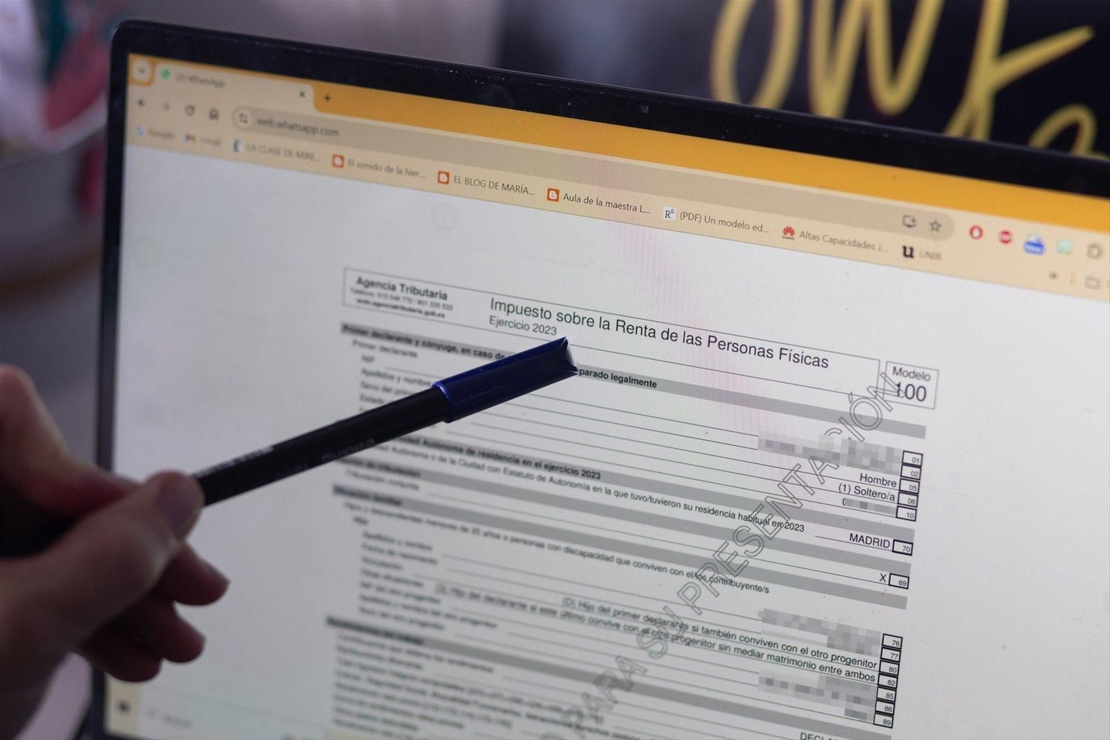 Una persona hace la declaración de la renta en un ordenador. // Europa Press