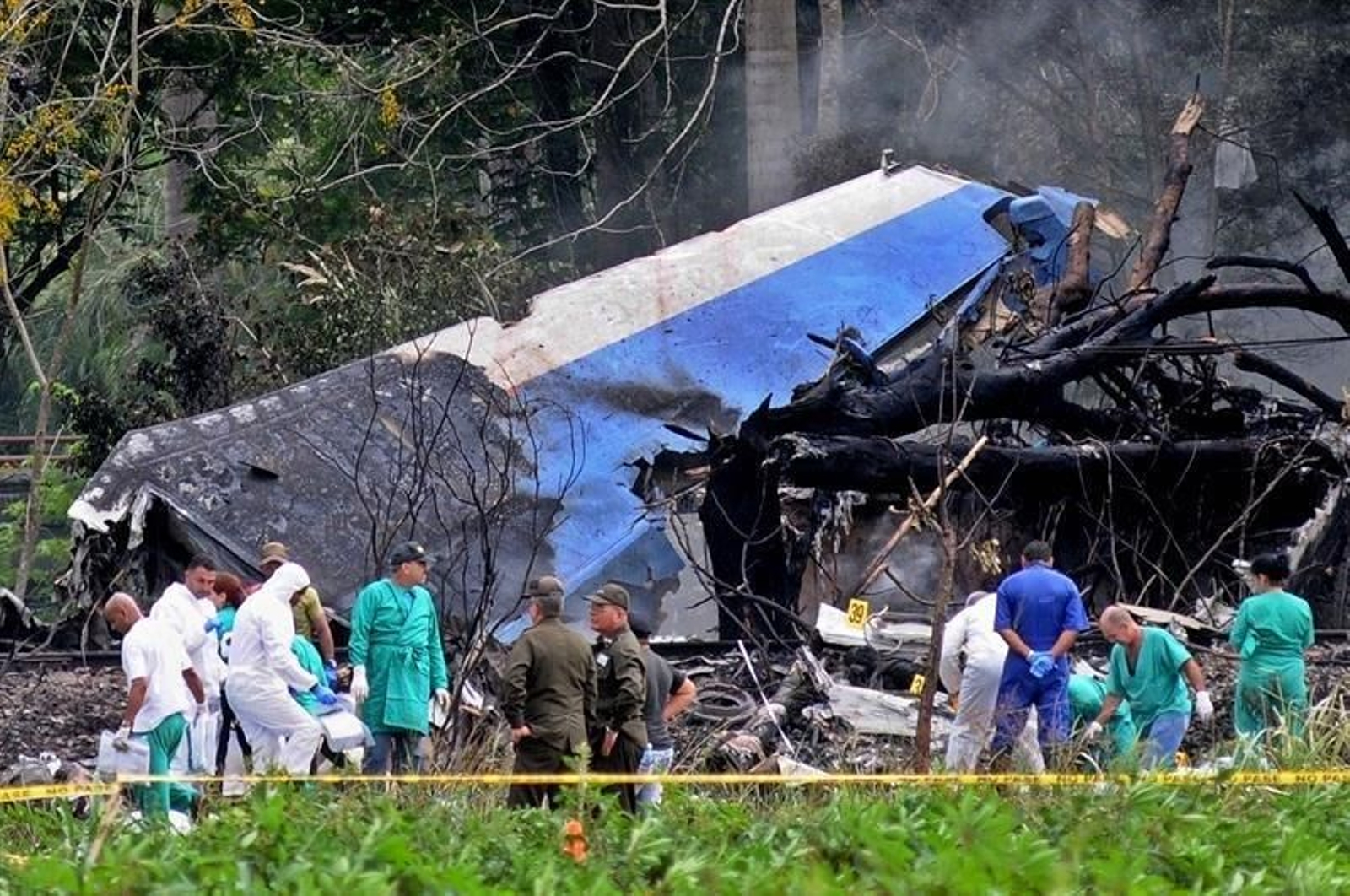 Fuerzas de seguridad y sanitarios interviniendo en el accidente de avión ocurrido en Cuba.