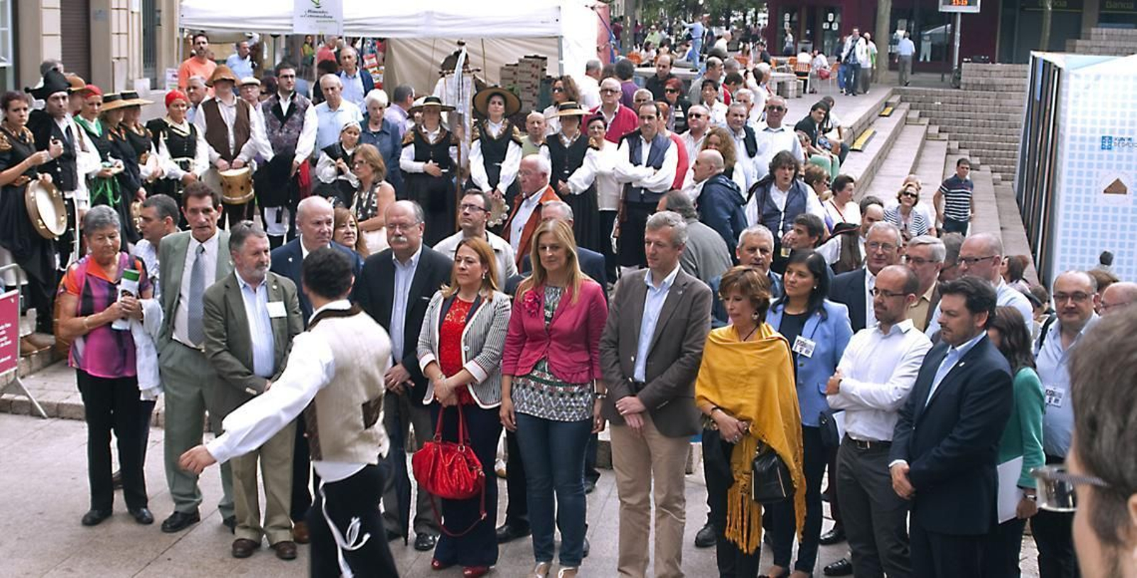 Aurresku de honor para Alfonso Rueda y Rodríguez Miranda, representantes oficiales de la Xunta de Galicia.