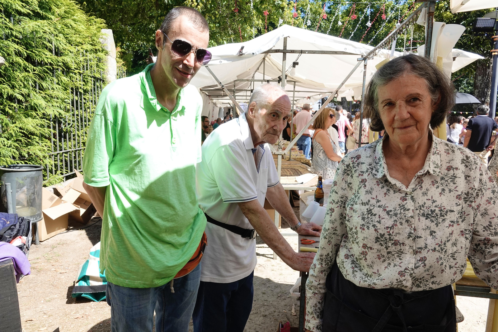 Asistentes a la misa solemne en el Pazo de San Roque.