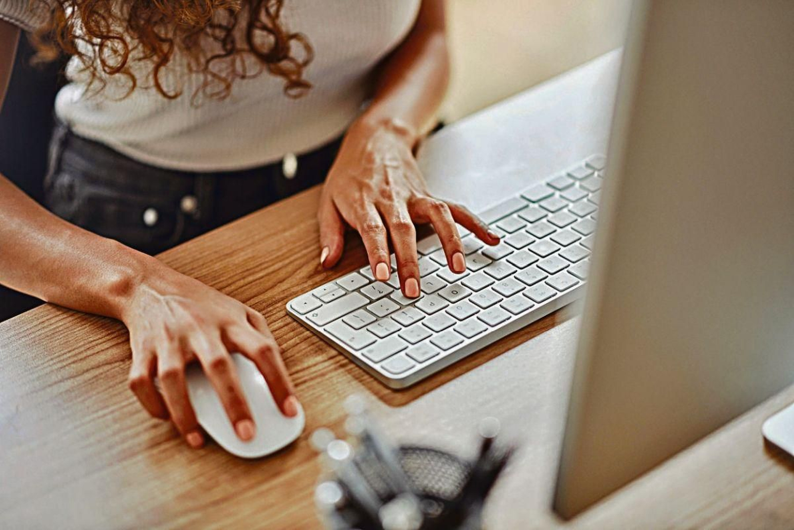 Una persona usando un ordenador.