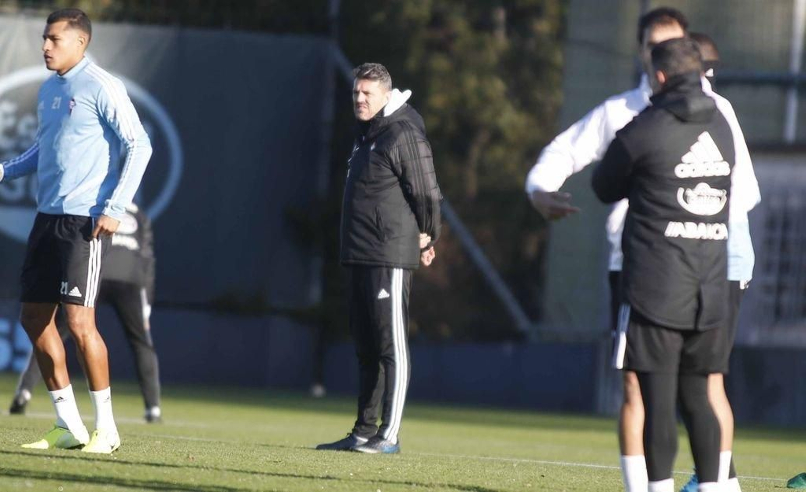 El entrenador céltico, Óscar García Junyent, sigue con la mirada a su único refuerzo hasta ahora, Murillo.