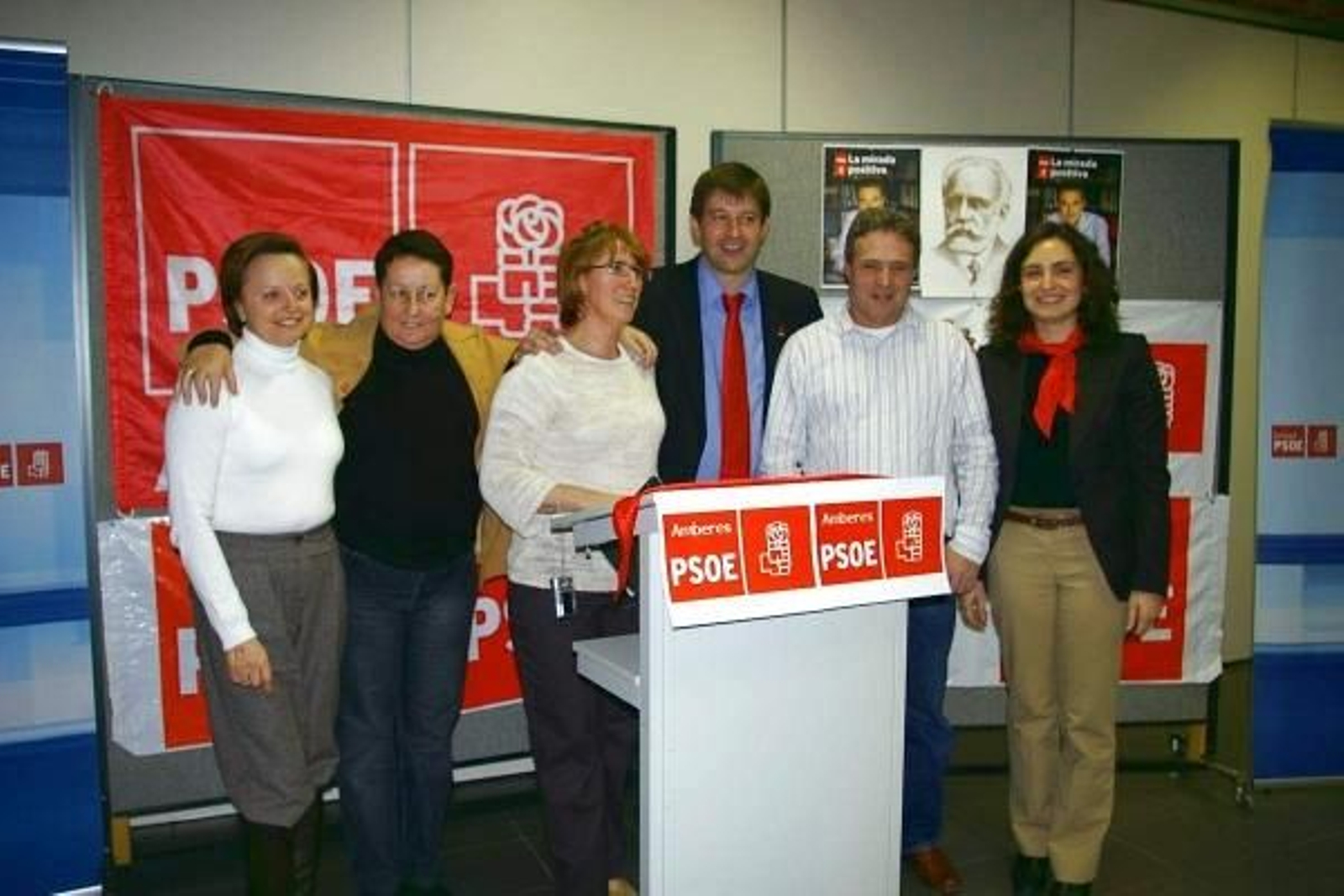 El Eurodiputado Javier Moreno posa con la ejecutiva de la Agrupación socialista.