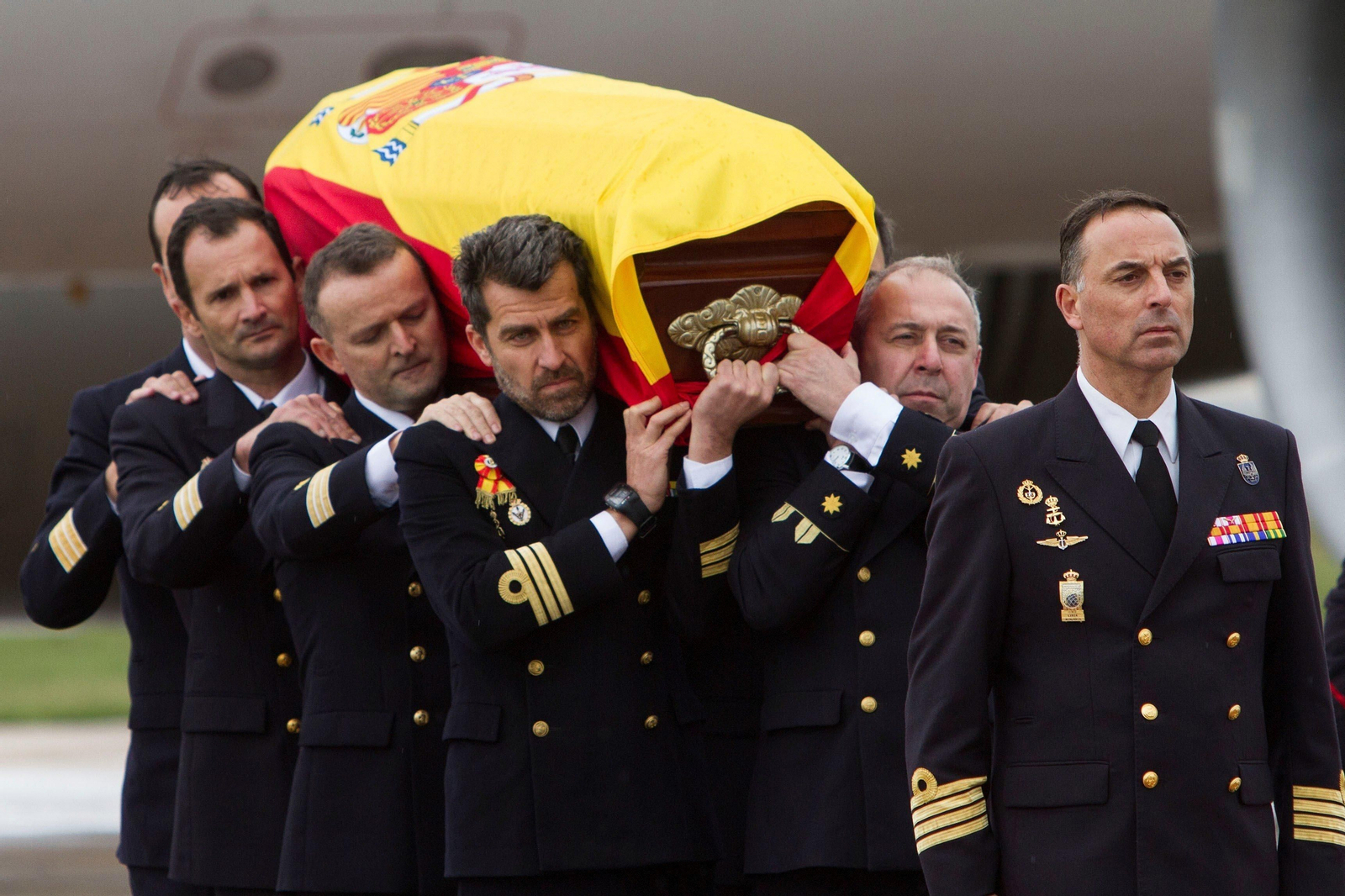 Compañeros del fallecido trasladan el féretro del capitán de fragata a su llegada a Rota.