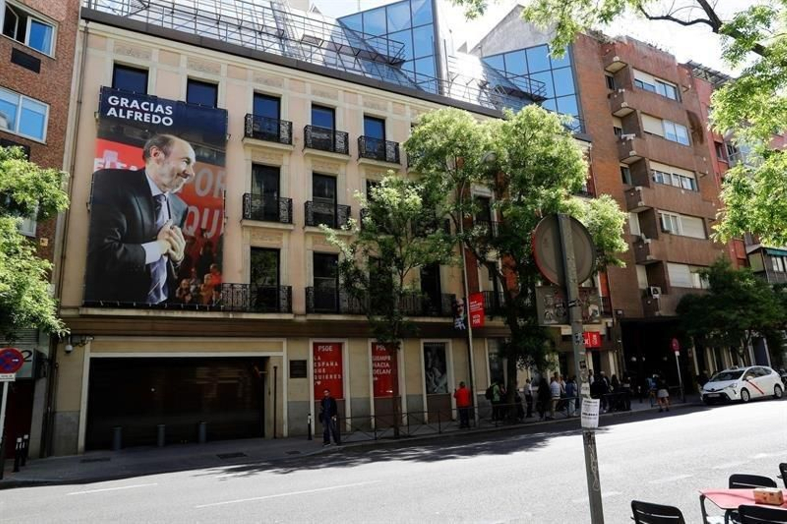 El PSOE ha colgado en la fachada de su sede de al calle Ferraz una gran lona en homenaje al fallecido