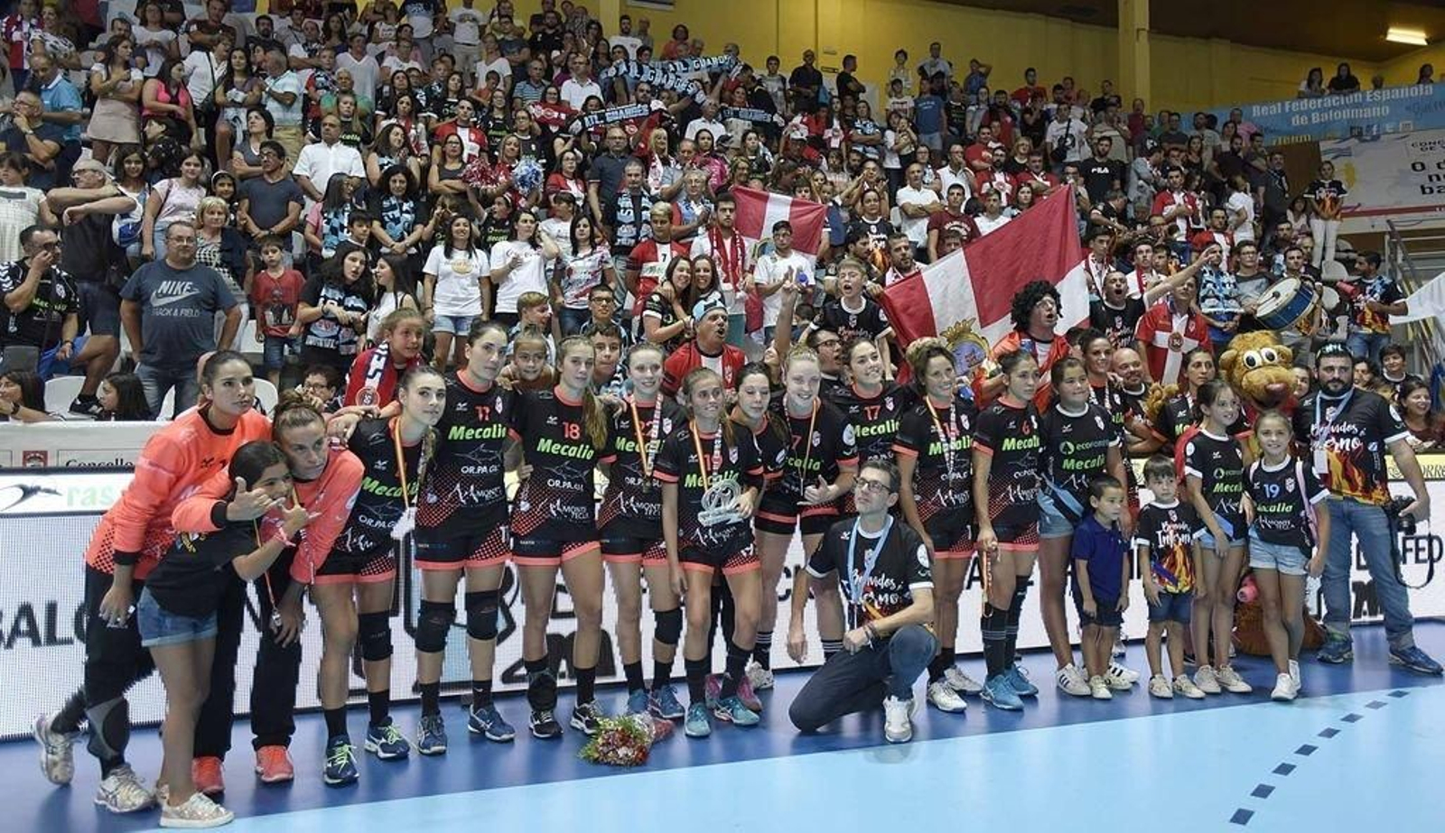 A xogadoras do Guardés, a pesar da derrota, realizaron a tradicional fotografía cos seus seguidores que animaron dende o seu curruncho.