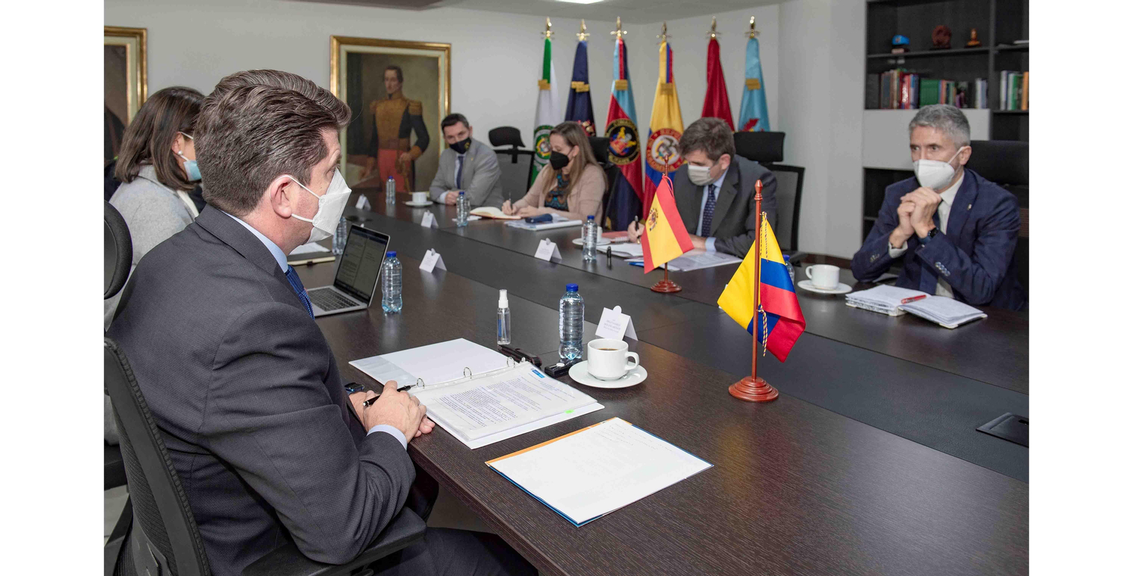 Fotografía cedida por el Ministerio de Defensa de Colombia que muestra al ministro del Interior de España, Fernando Grande-Marlaska (d), en una reunión con el ministro de Defensa de Colombia, Diego Molano Aponte (i), en Bogotá (Colombia). EFE/ Víctor Holguín /Ministerio de Defensa de Colombia