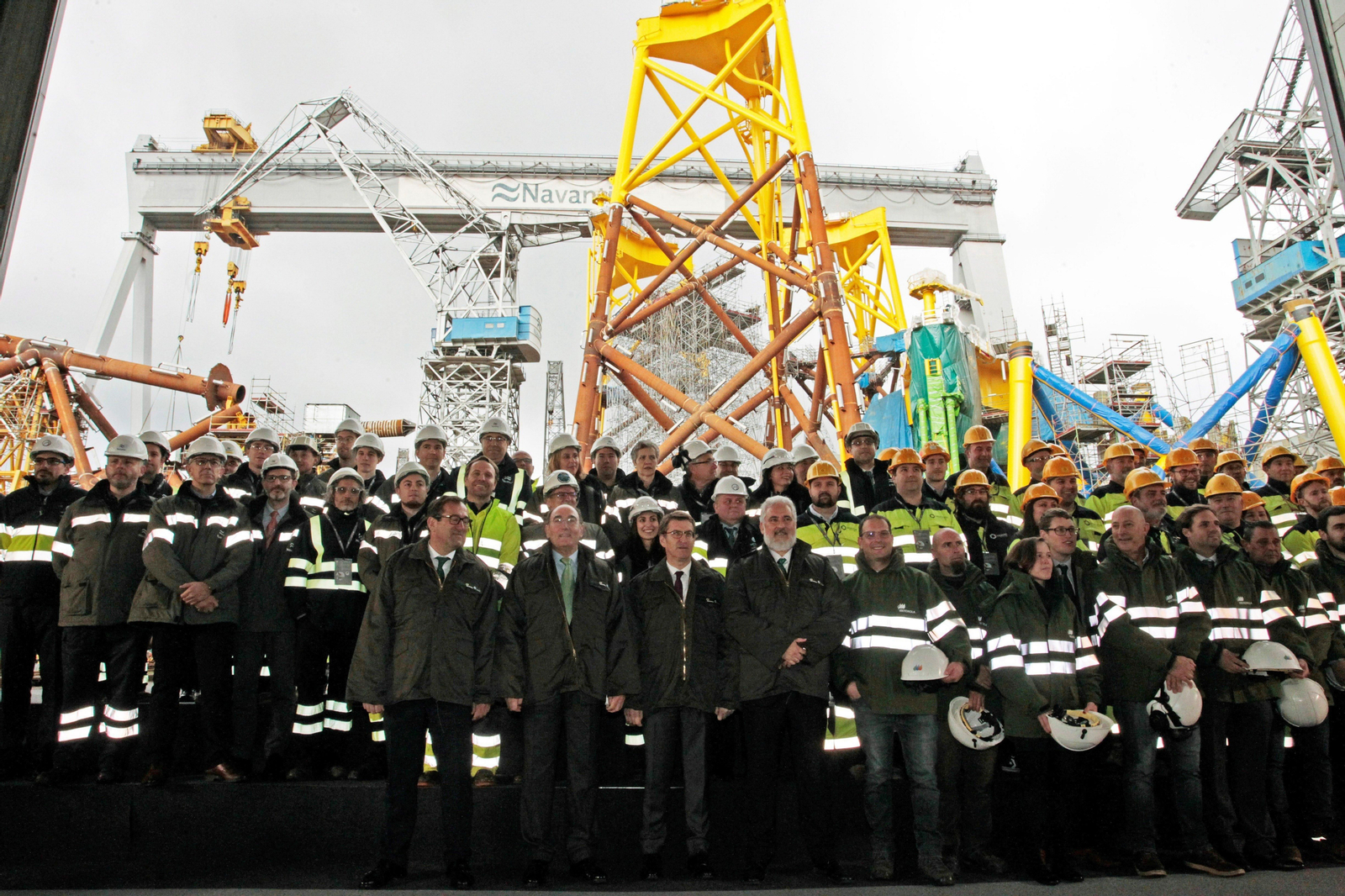 Los presidentes de Navantia, Iberdrola y la Xunta, con el grupo de trabajadores durante el acto.