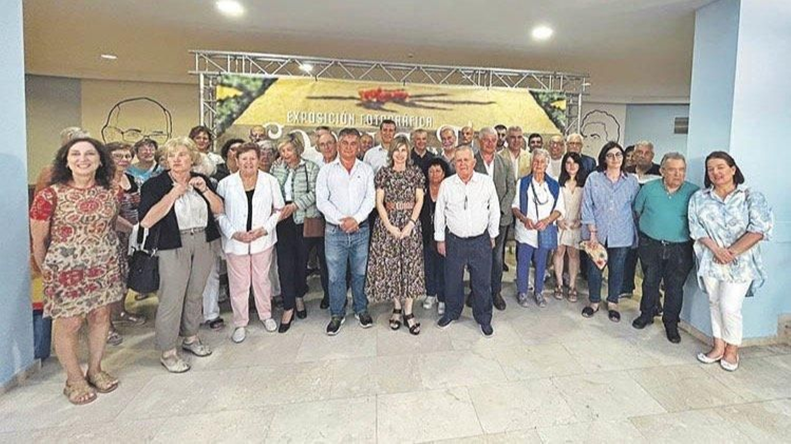 Foto de familia de las delegaciones invitadas al Corpus, con la alcaldesa y el primer teniente alcalde.