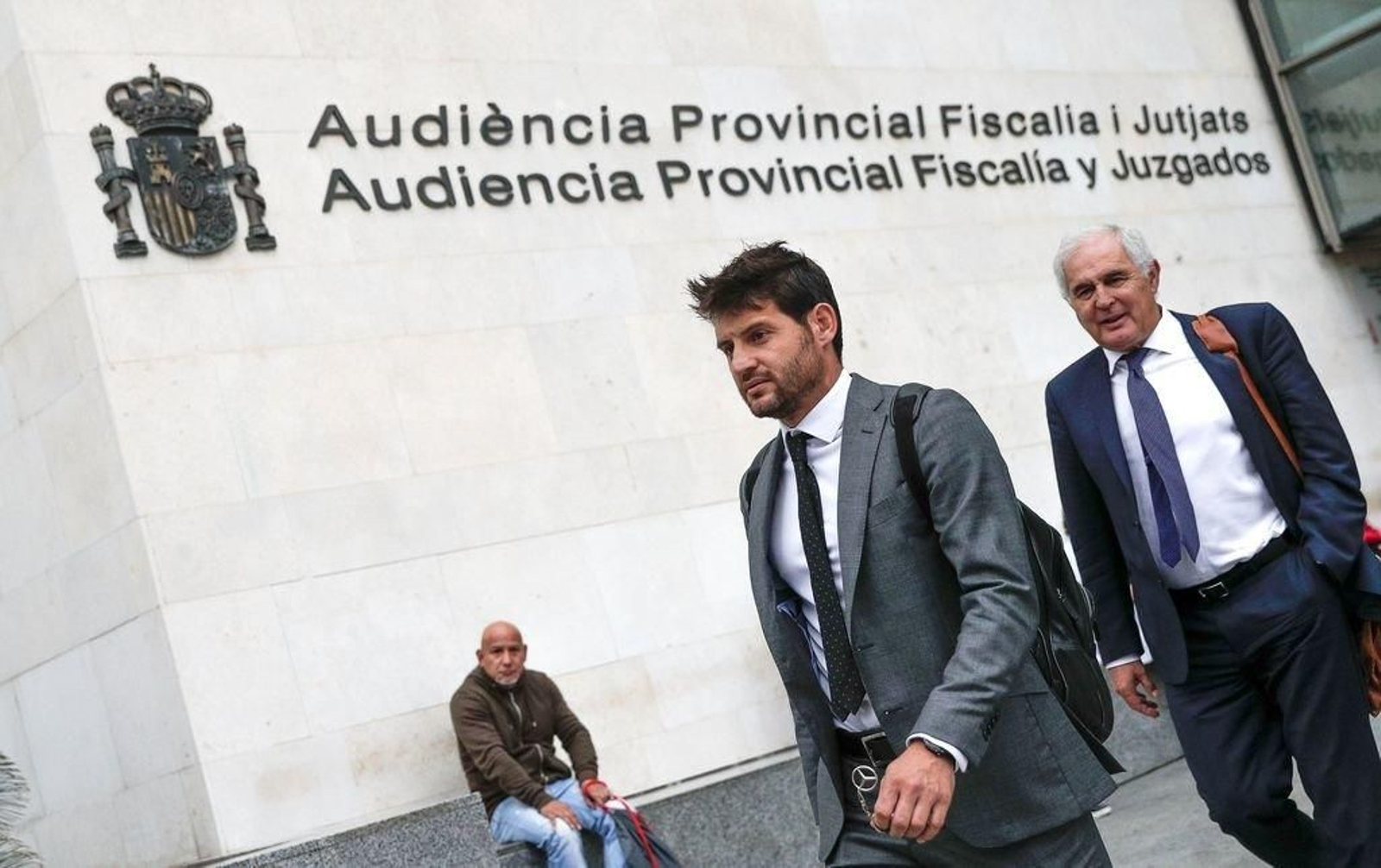 El exjugador del Real Zaragoza en 2011 Javier Paredes, a su salida de la Ciudad de la Justicia de Valencia.