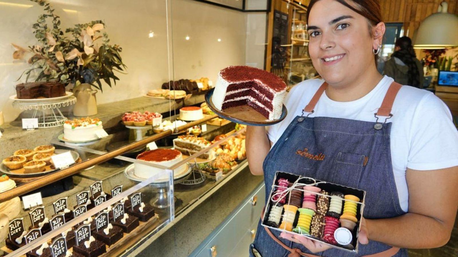 Lorena Coira, con las especialidades de la casa.