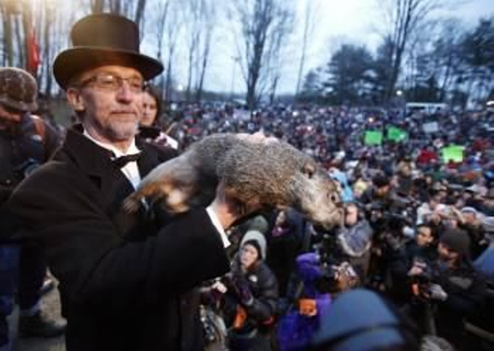 El adiestrador Ron Ploucha sostiene a la marmota Phil, durante el 'Dia de la Marmota' hoy jueves 2 de febrero de 2012 en Punxsutawney, Estados Unidos (Foto: EFE)