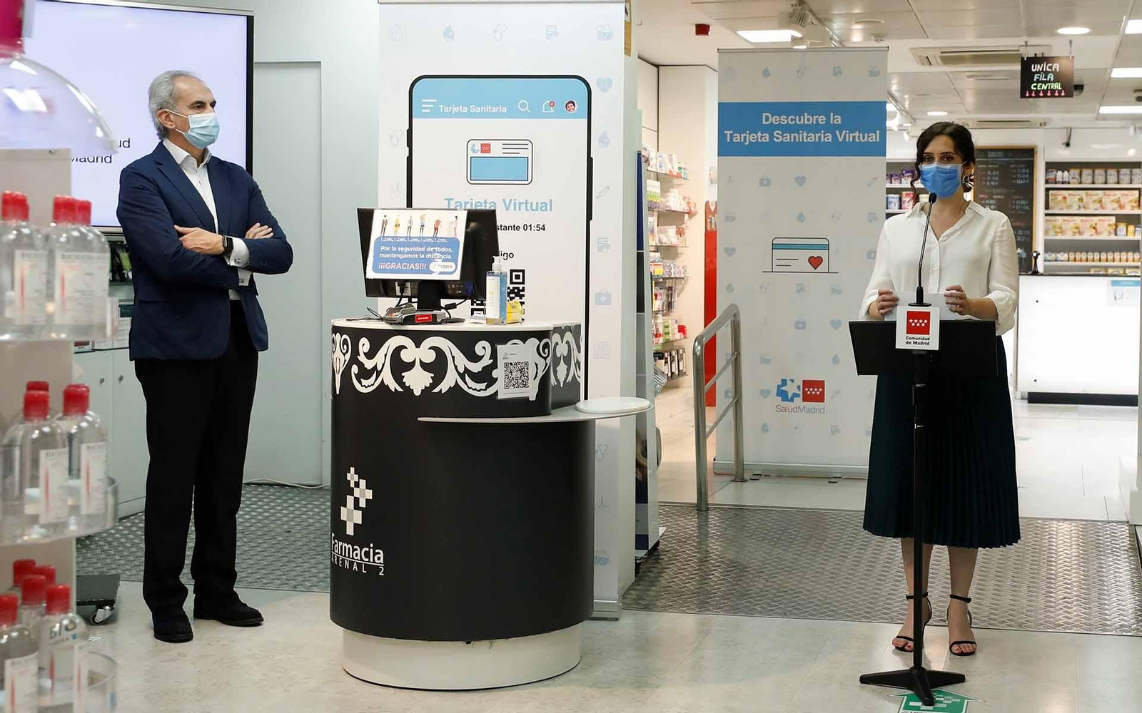 La presidenta de la Comunidad de Madrid, Isabel Díaz Ayuso (d), presenta la Tarjeta Sanitaria Virtual, acompañada por el consejero de Sanidad del Gobierno regional, Enrique Ruiz Escudero (i). EFE/J.J. Guillén POOL