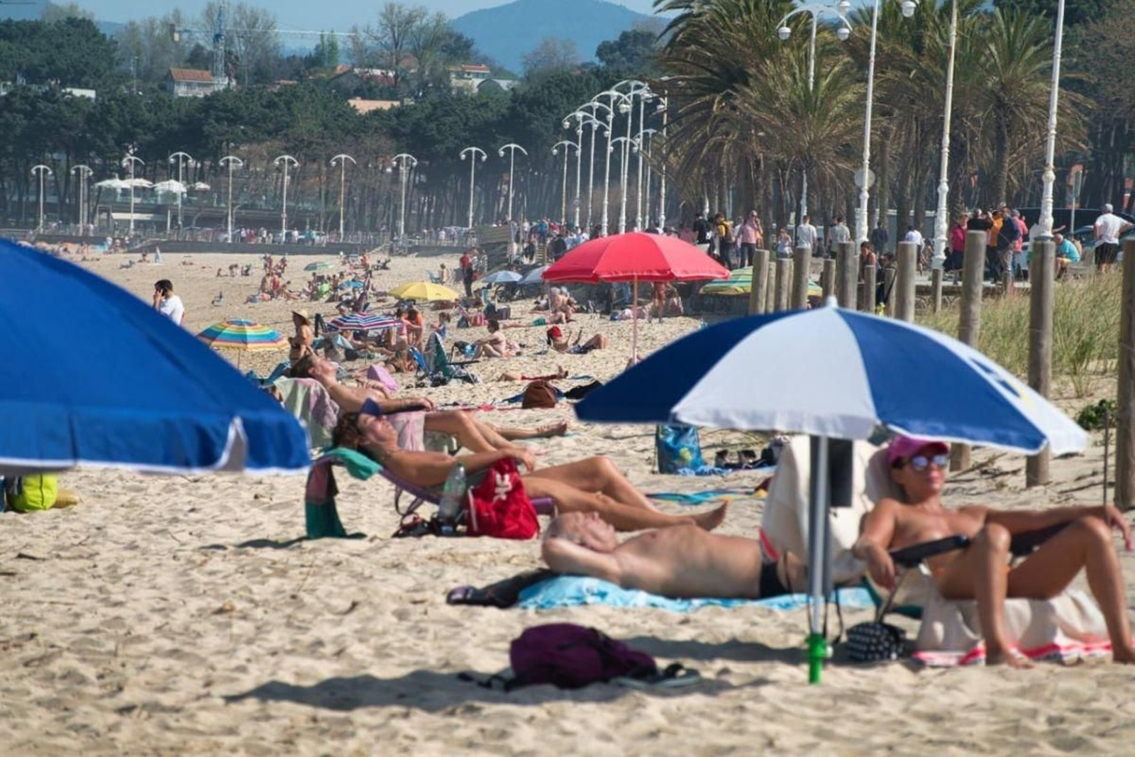 Al sol de Samil, ayer a las dos de la tarde.