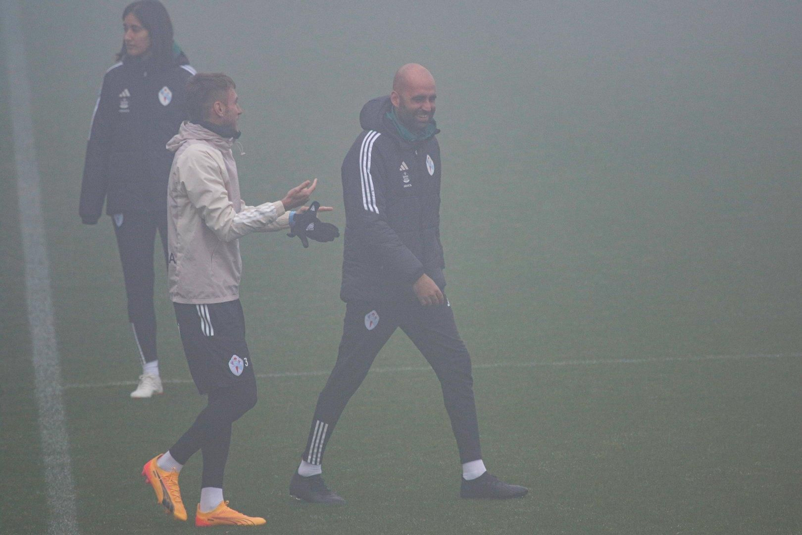 Claudio Giráldez, sonriente en el entrenamiento.